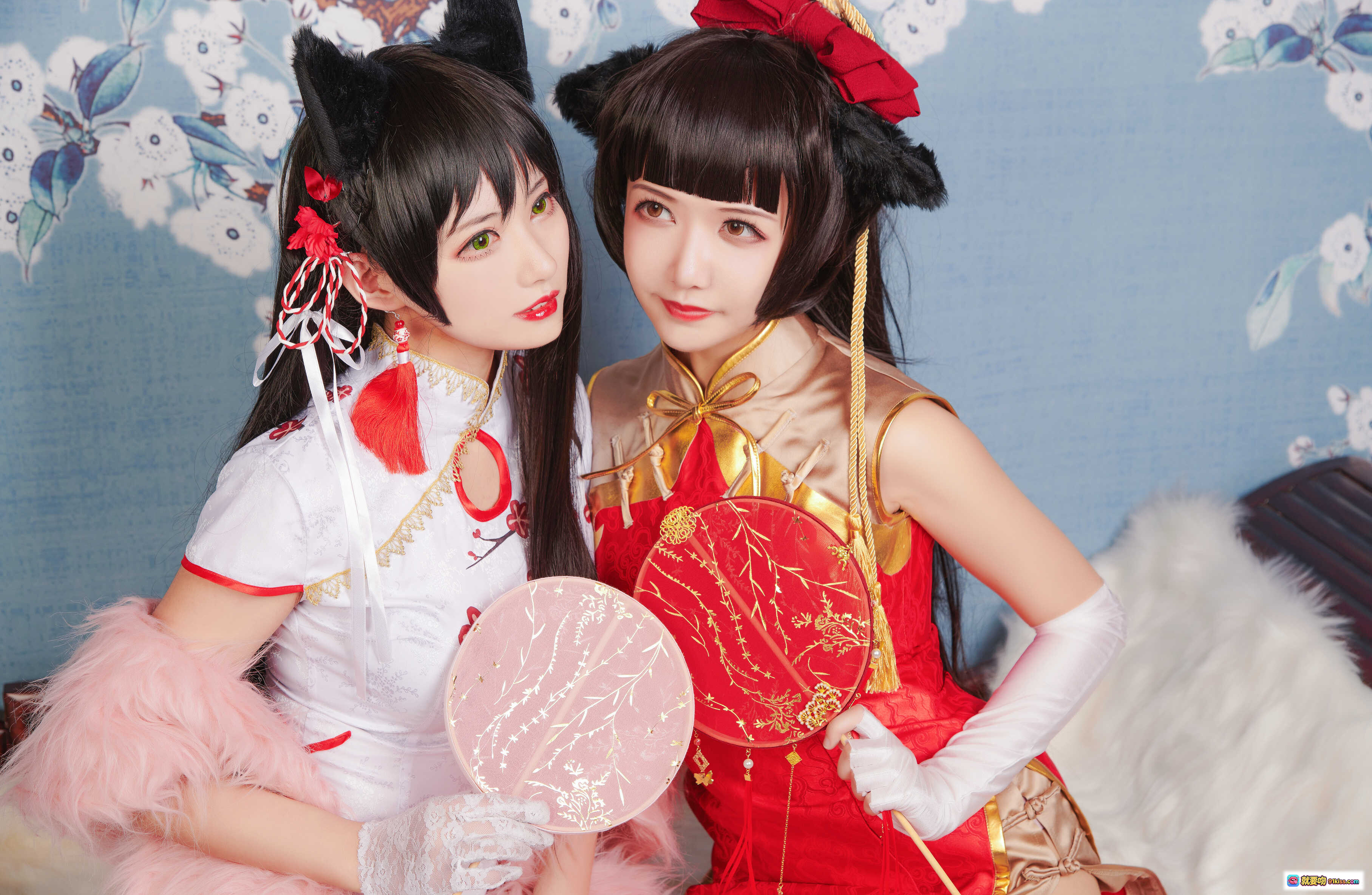 图片[1] - 源纱希喵喵喵 & Meiyi烛墨 犬獒旗袍Cosplay写真｜猫耳少女×红金旗袍｜双人古风美拍｜精致和风背景｜手持团扇｜粉色羽毛装饰｜12P高清图集 - 就要吻
