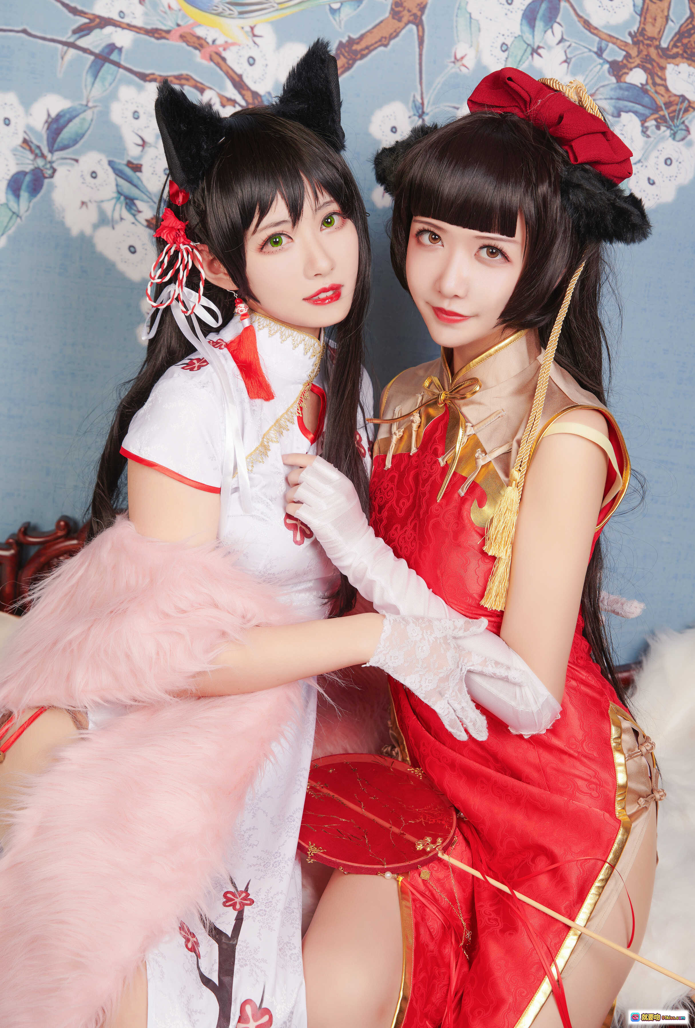 图片[5] - 源纱希喵喵喵 & Meiyi烛墨 犬獒旗袍Cosplay写真｜猫耳少女×红金旗袍｜双人古风美拍｜精致和风背景｜手持团扇｜粉色羽毛装饰｜12P高清图集 - 就要吻