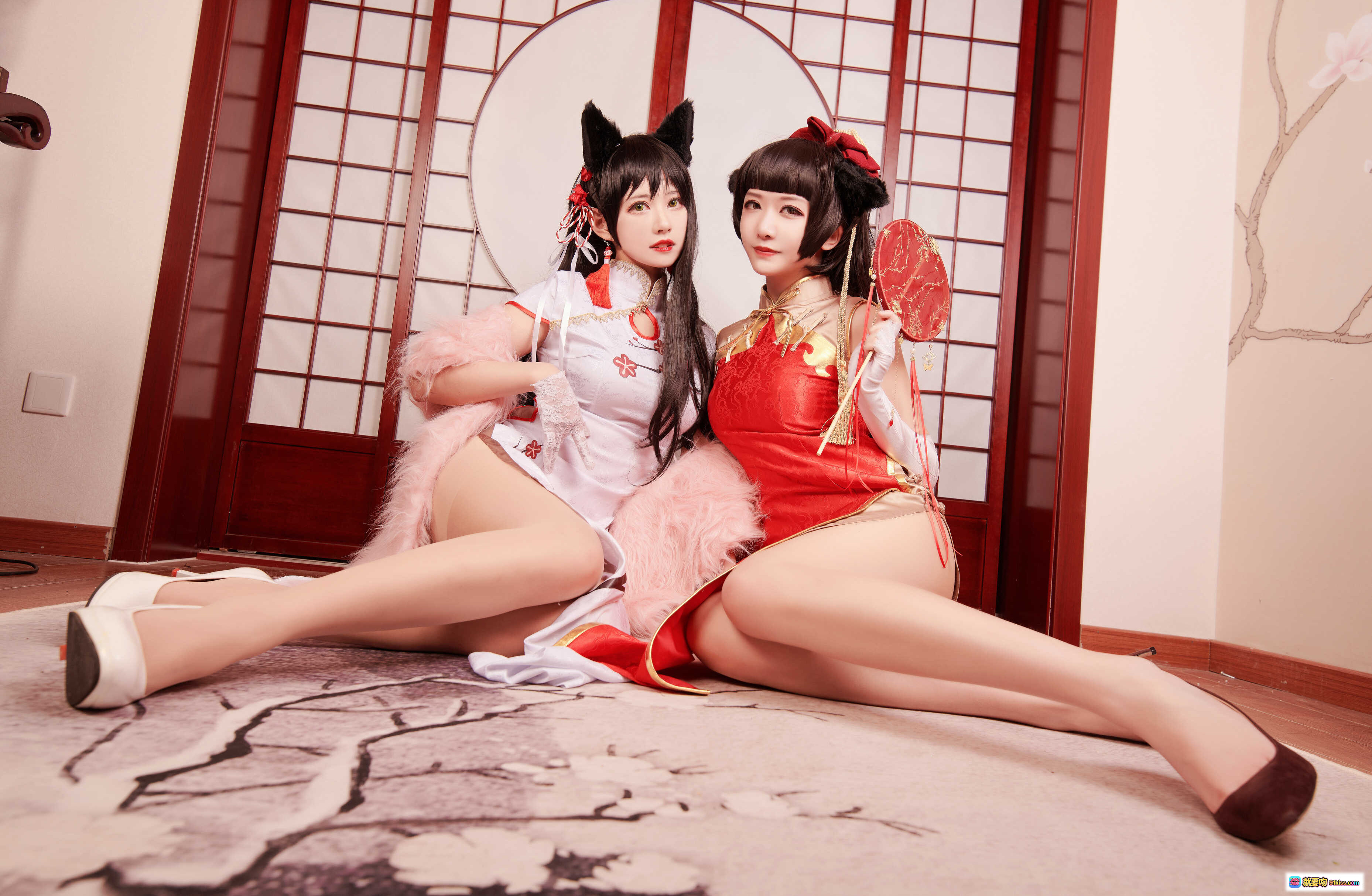 图片[6] - 源纱希喵喵喵 & Meiyi烛墨 犬獒旗袍Cosplay写真｜猫耳少女×红金旗袍｜双人古风美拍｜精致和风背景｜手持团扇｜粉色羽毛装饰｜12P高清图集 - 就要吻