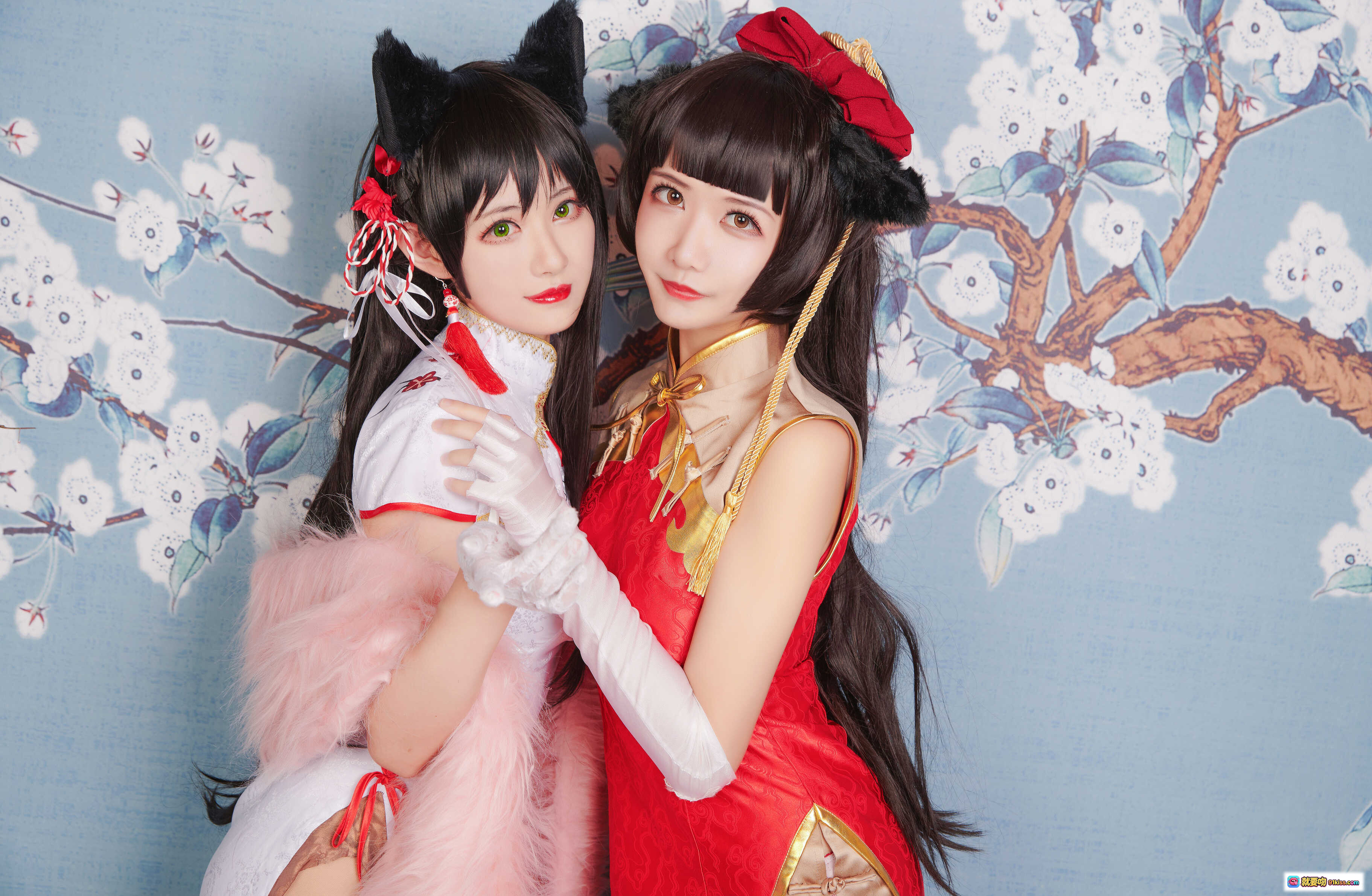 图片[9] - 源纱希喵喵喵 & Meiyi烛墨 犬獒旗袍Cosplay写真｜猫耳少女×红金旗袍｜双人古风美拍｜精致和风背景｜手持团扇｜粉色羽毛装饰｜12P高清图集 - 就要吻