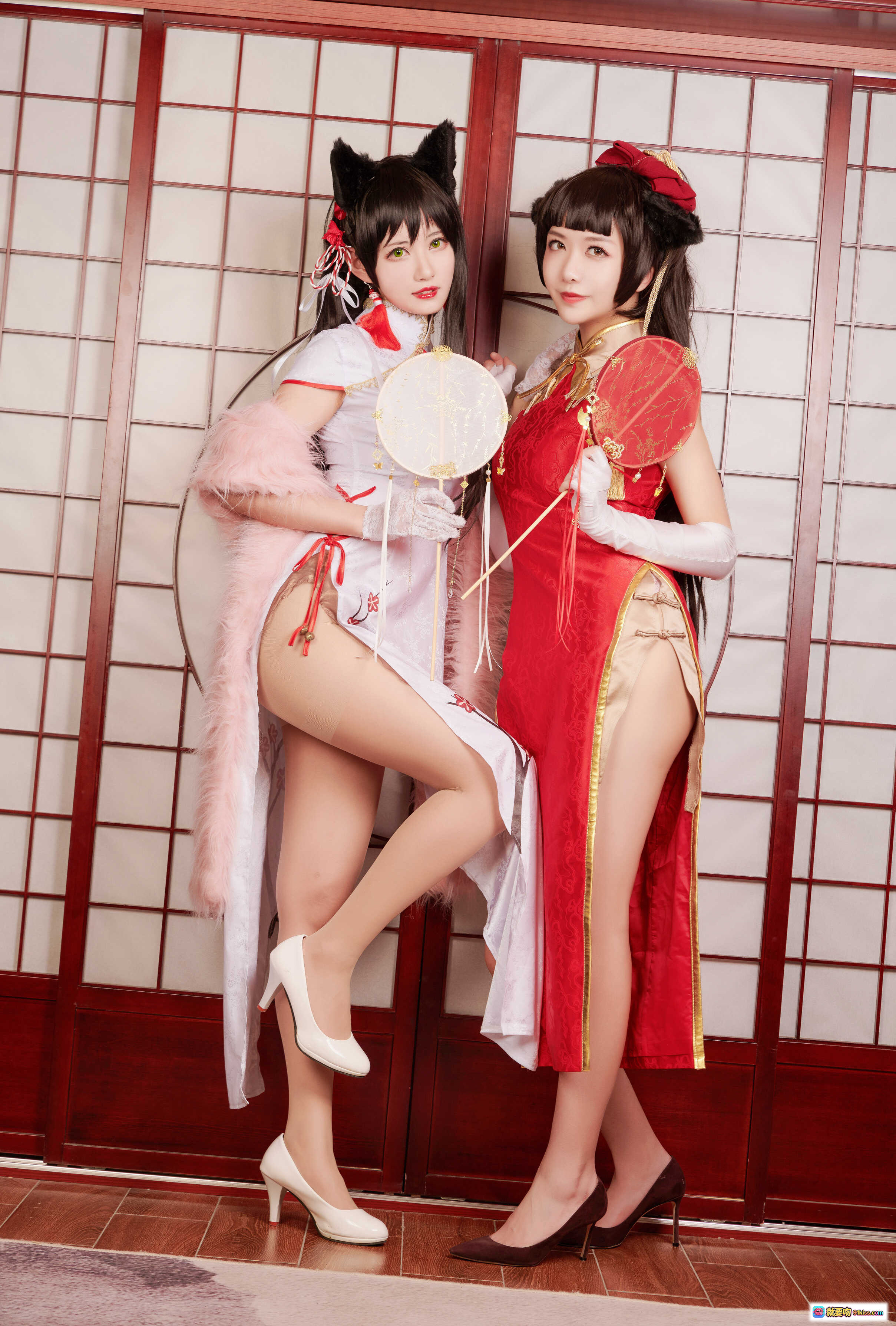 图片[2] - 源纱希喵喵喵 & Meiyi烛墨 犬獒旗袍Cosplay写真｜猫耳少女×红金旗袍｜双人古风美拍｜精致和风背景｜手持团扇｜粉色羽毛装饰｜12P高清图集 - 就要吻