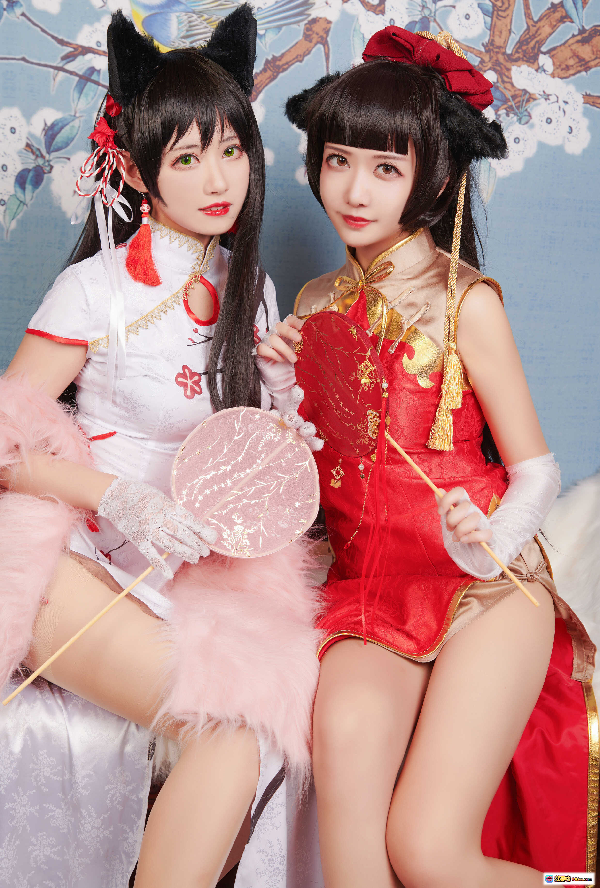 图片[8] - 源纱希喵喵喵 & Meiyi烛墨 犬獒旗袍Cosplay写真｜猫耳少女×红金旗袍｜双人古风美拍｜精致和风背景｜手持团扇｜粉色羽毛装饰｜12P高清图集 - 就要吻