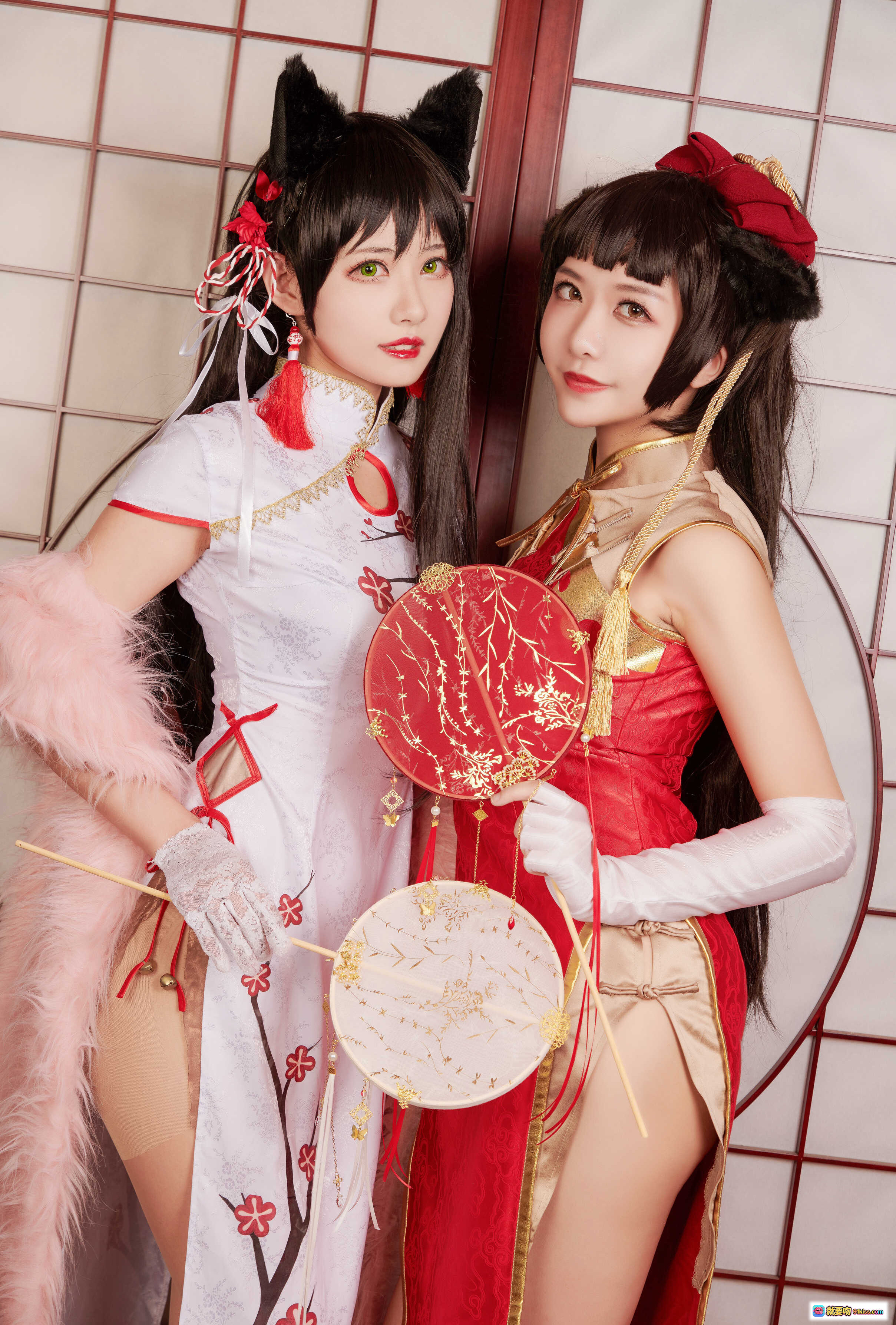图片[10] - 源纱希喵喵喵 & Meiyi烛墨 犬獒旗袍Cosplay写真｜猫耳少女×红金旗袍｜双人古风美拍｜精致和风背景｜手持团扇｜粉色羽毛装饰｜12P高清图集 - 就要吻