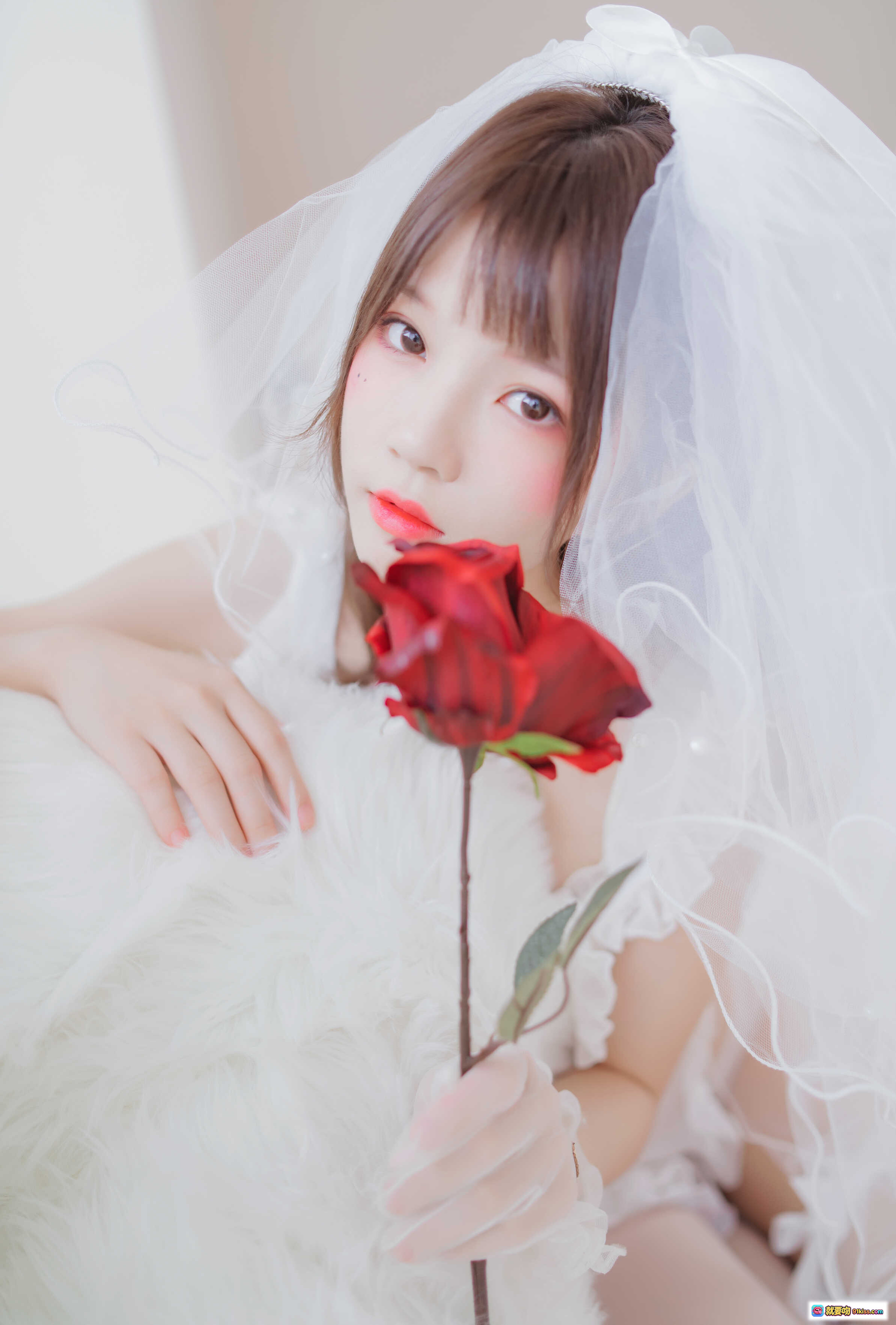 图片[1] - 桜桃喵060轻纱婚纱写真｜红玫瑰新娘造型｜甜美少女风｜白色头纱羽毛裙｜高清34P摄影集 - 就要吻