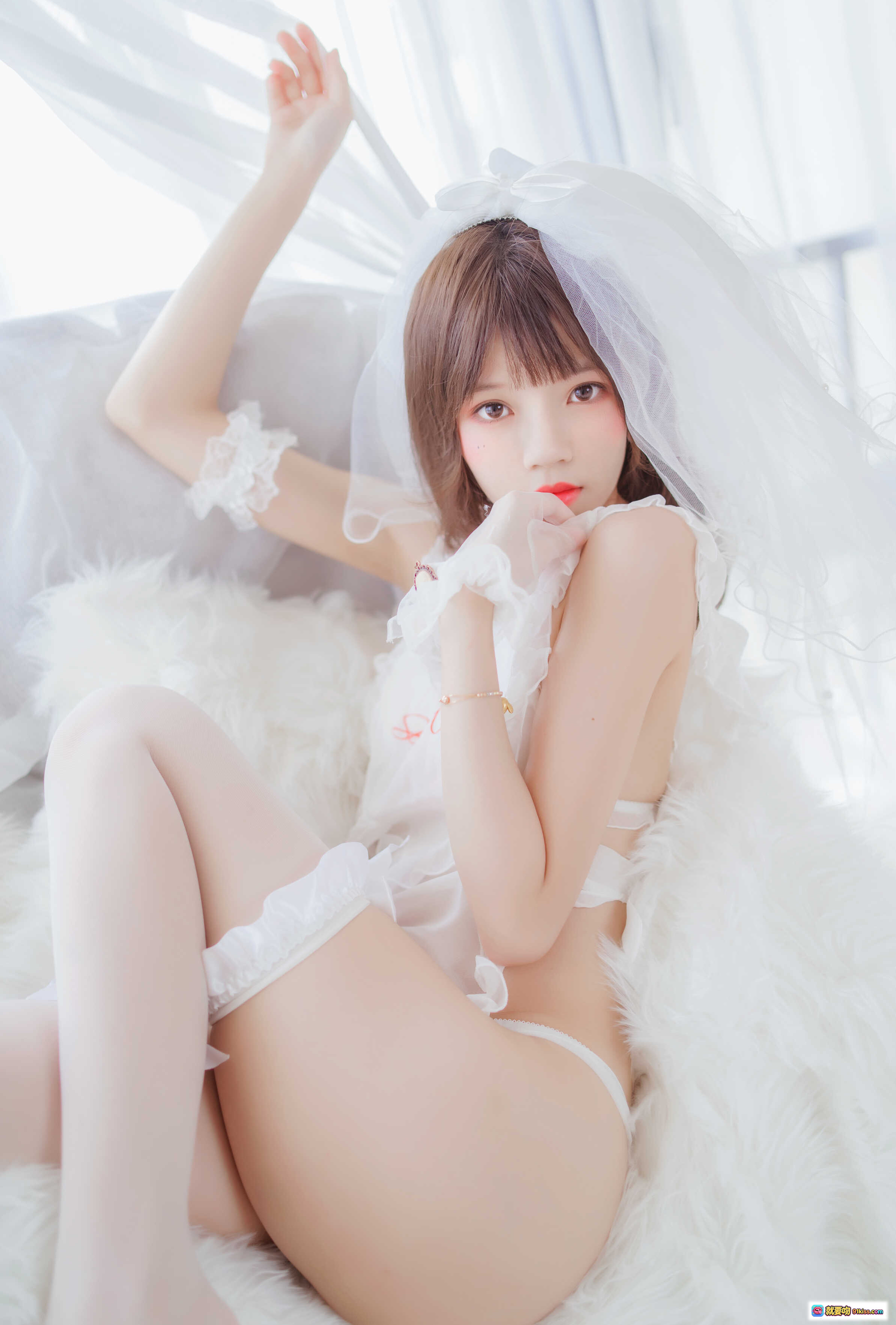 图片[2] - 桜桃喵060轻纱婚纱写真｜红玫瑰新娘造型｜甜美少女风｜白色头纱羽毛裙｜高清34P摄影集 - 就要吻