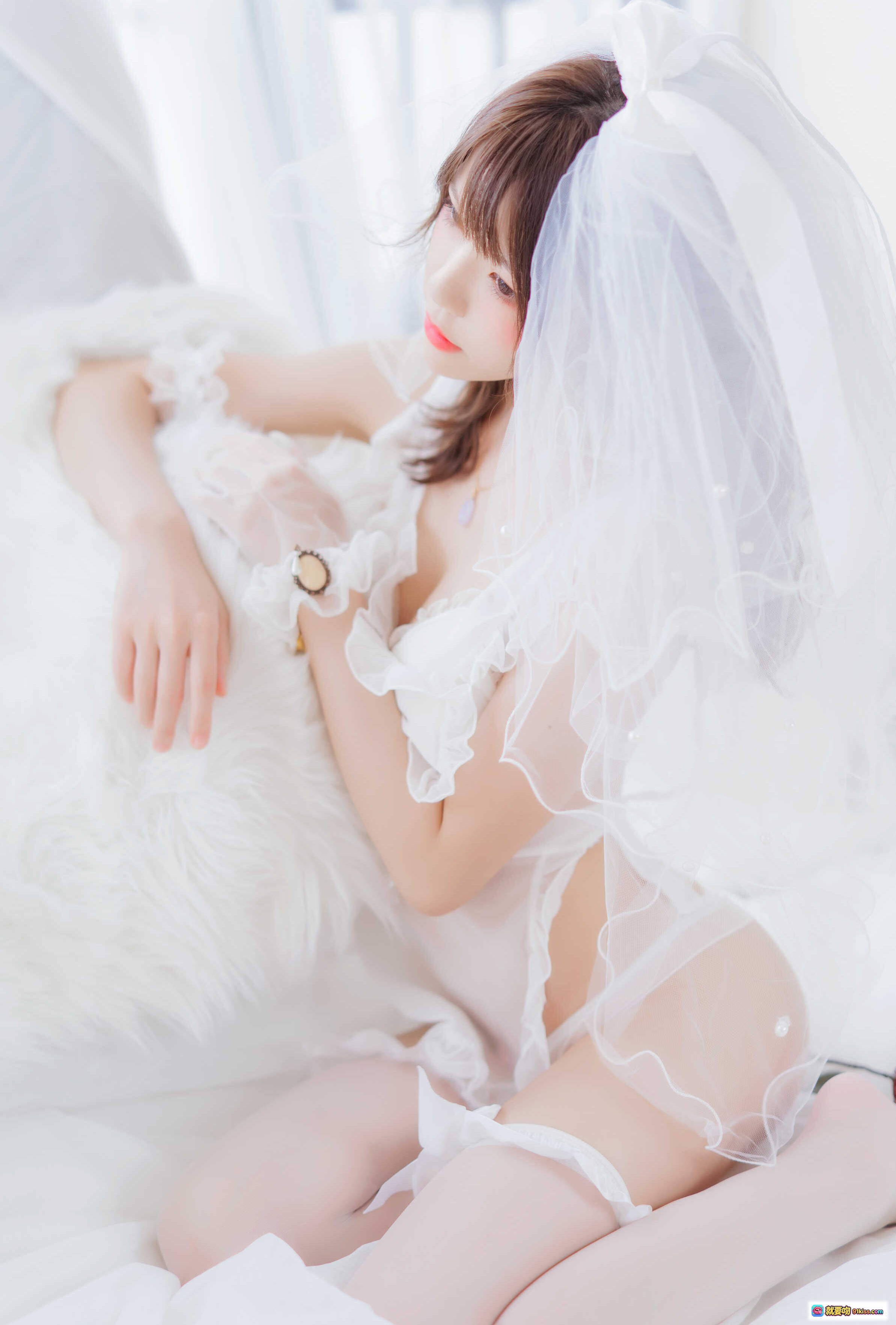 图片[5] - 桜桃喵060轻纱婚纱写真｜红玫瑰新娘造型｜甜美少女风｜白色头纱羽毛裙｜高清34P摄影集 - 就要吻