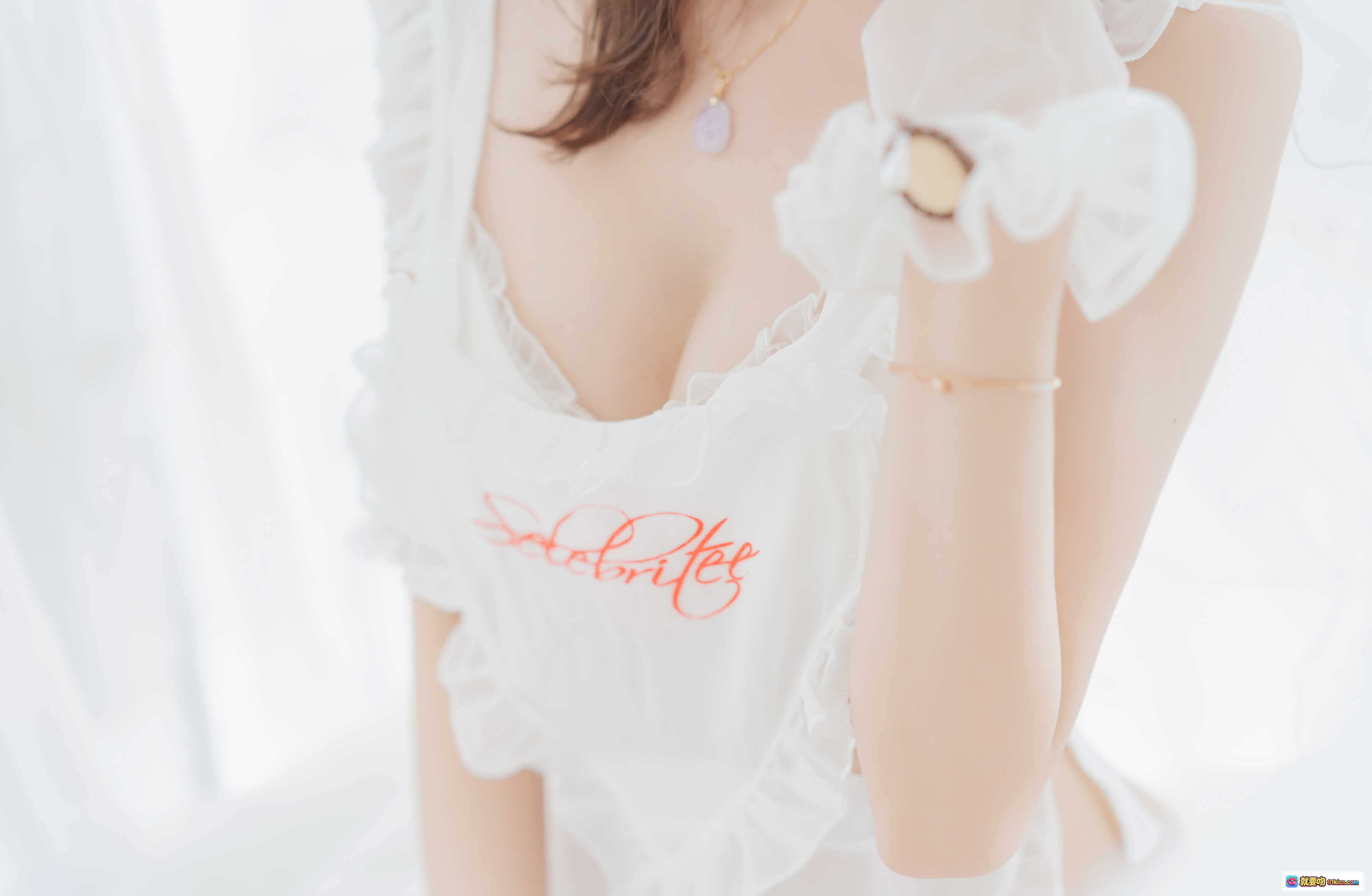 图片[10] - 桜桃喵060轻纱婚纱写真｜红玫瑰新娘造型｜甜美少女风｜白色头纱羽毛裙｜高清34P摄影集 - 就要吻