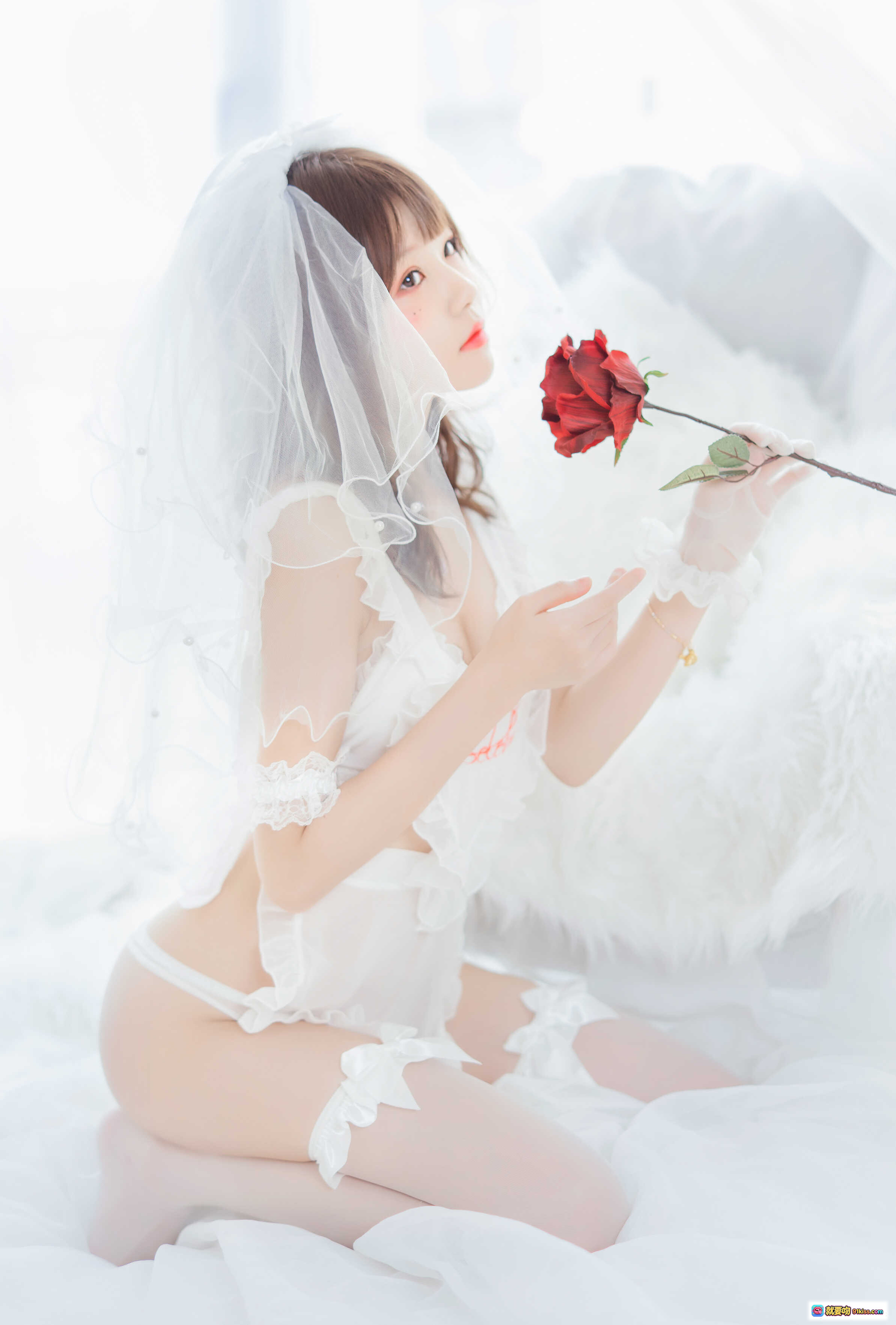 图片[9] - 桜桃喵060轻纱婚纱写真｜红玫瑰新娘造型｜甜美少女风｜白色头纱羽毛裙｜高清34P摄影集 - 就要吻