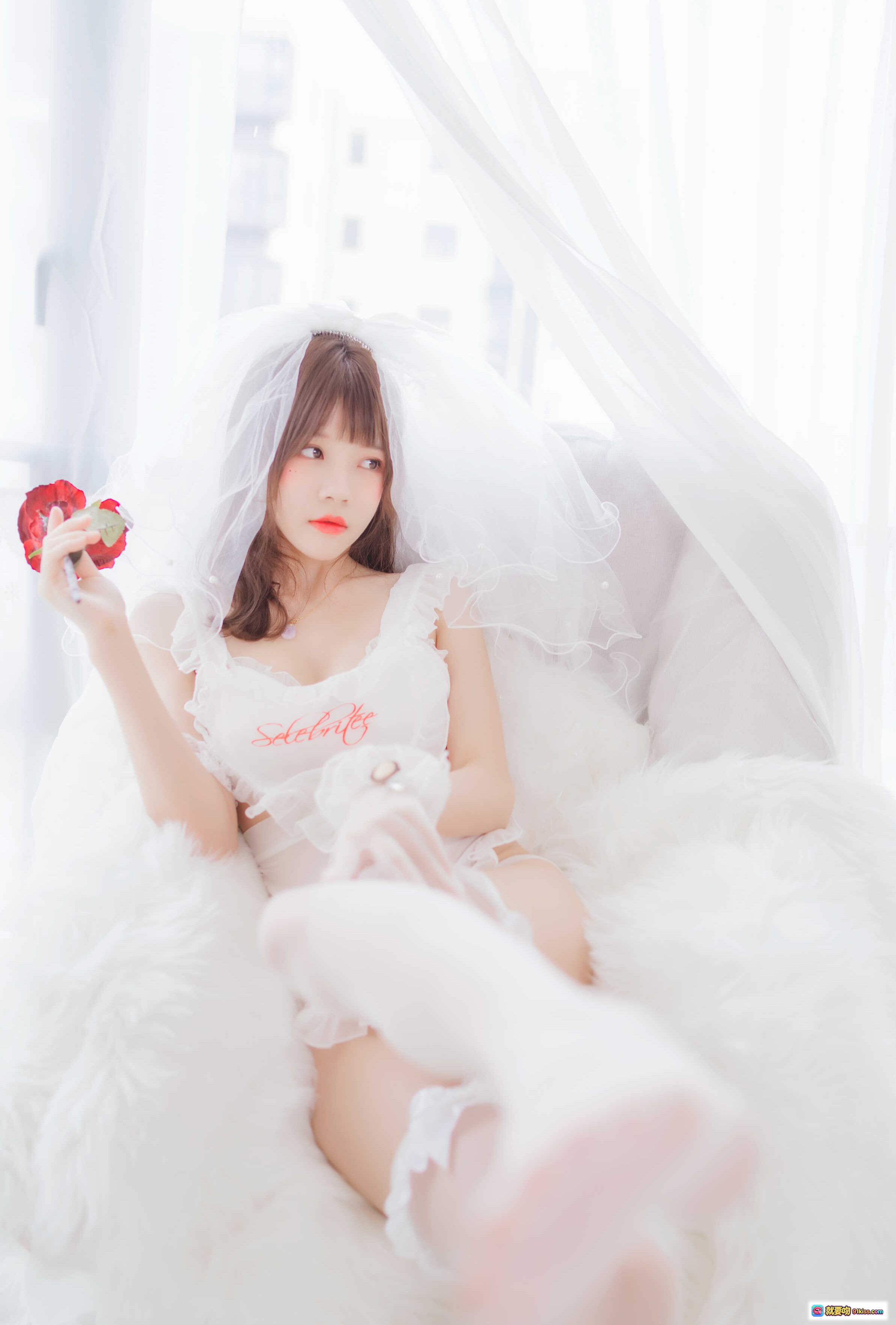 图片[6] - 桜桃喵060轻纱婚纱写真｜红玫瑰新娘造型｜甜美少女风｜白色头纱羽毛裙｜高清34P摄影集 - 就要吻