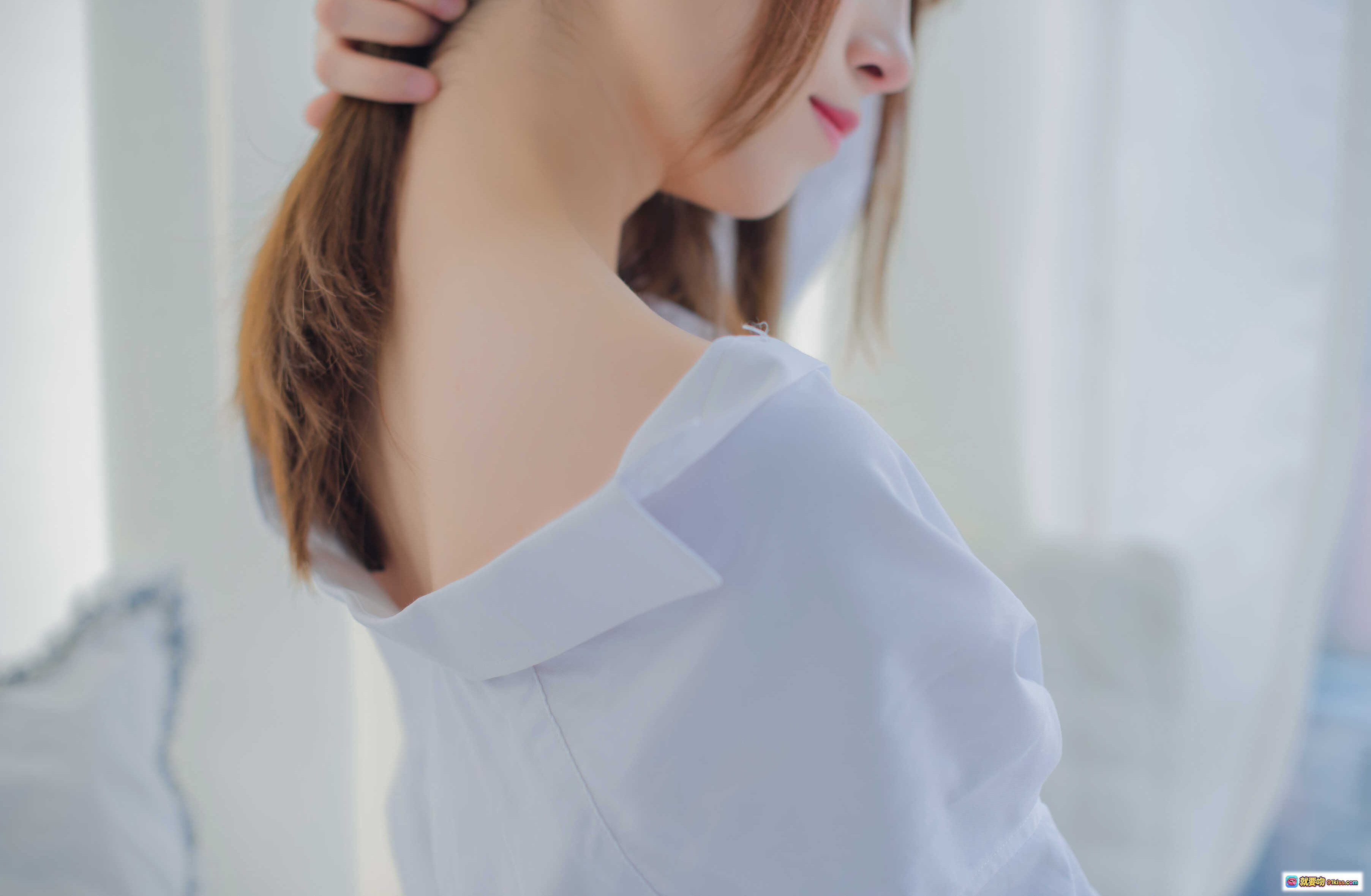 图片[4] - Kitaro绮太郎NO.003白衬衫少女窗边阅读写真 48P高清美图 甜美日系风格 室内自然光拍摄 舒适居家氛围 - 就要吻