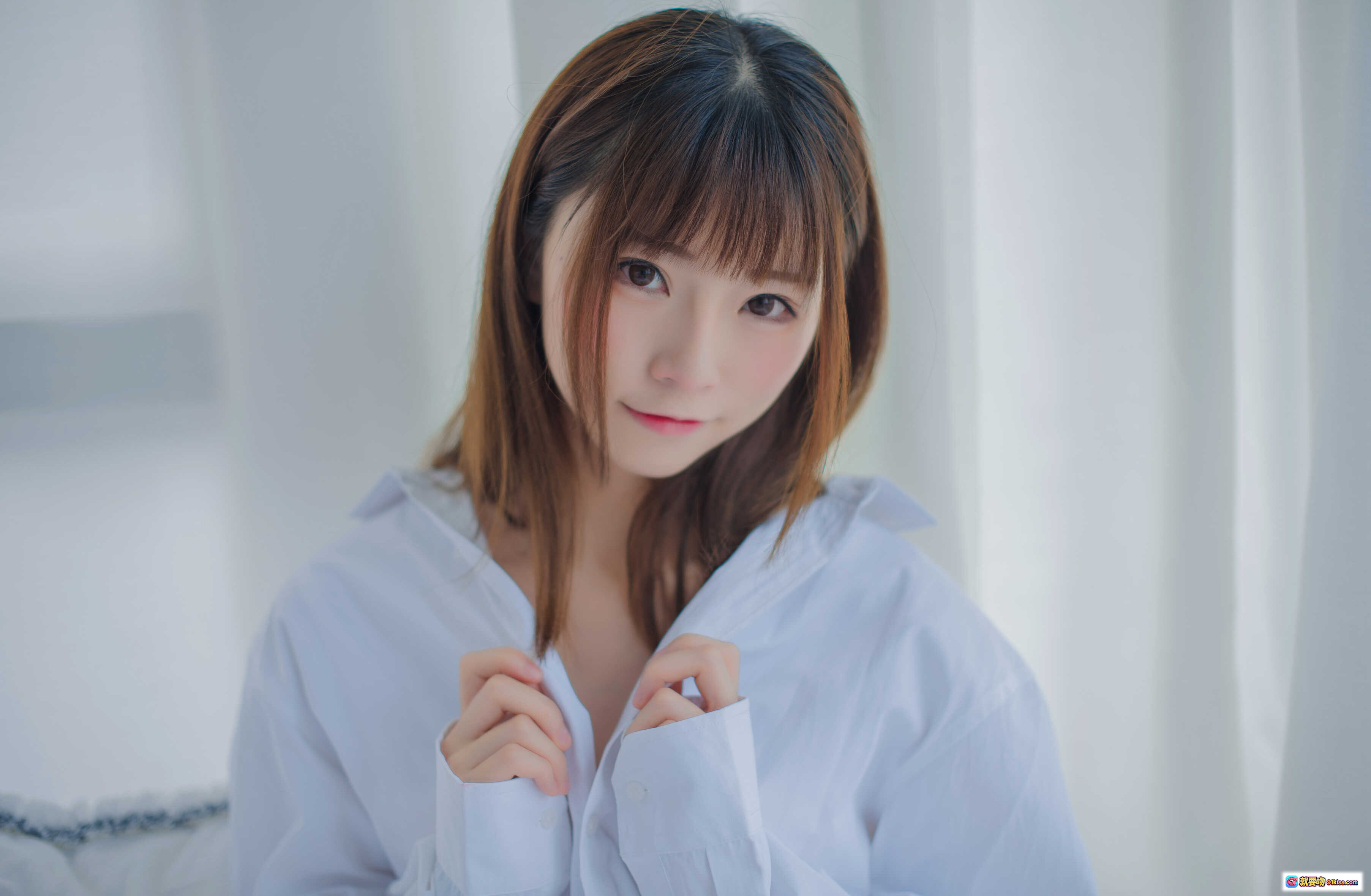 图片[5] - Kitaro绮太郎NO.003白衬衫少女窗边阅读写真 48P高清美图 甜美日系风格 室内自然光拍摄 舒适居家氛围 - 就要吻