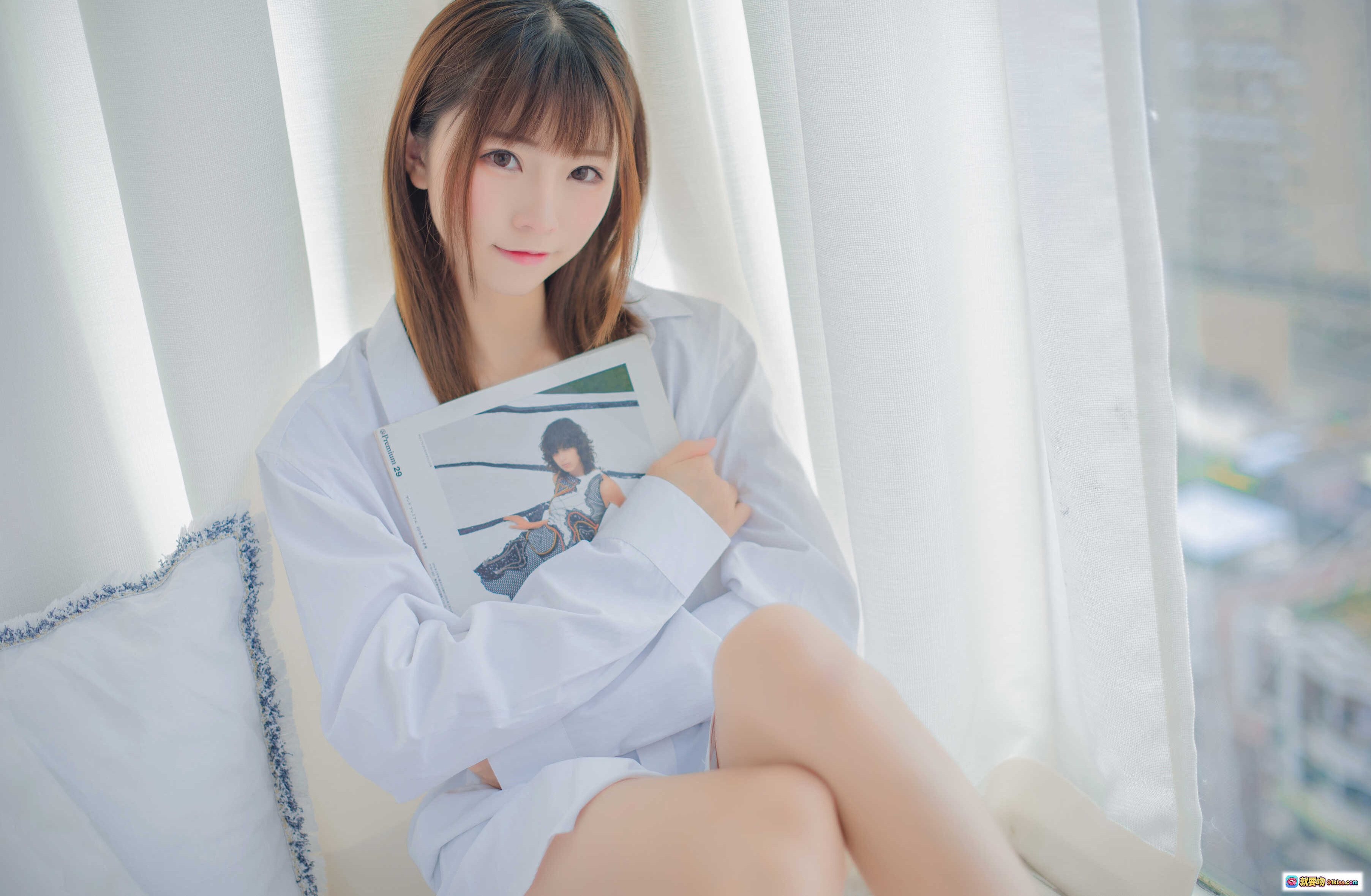 图片[9] - Kitaro绮太郎NO.003白衬衫少女窗边阅读写真 48P高清美图 甜美日系风格 室内自然光拍摄 舒适居家氛围 - 就要吻