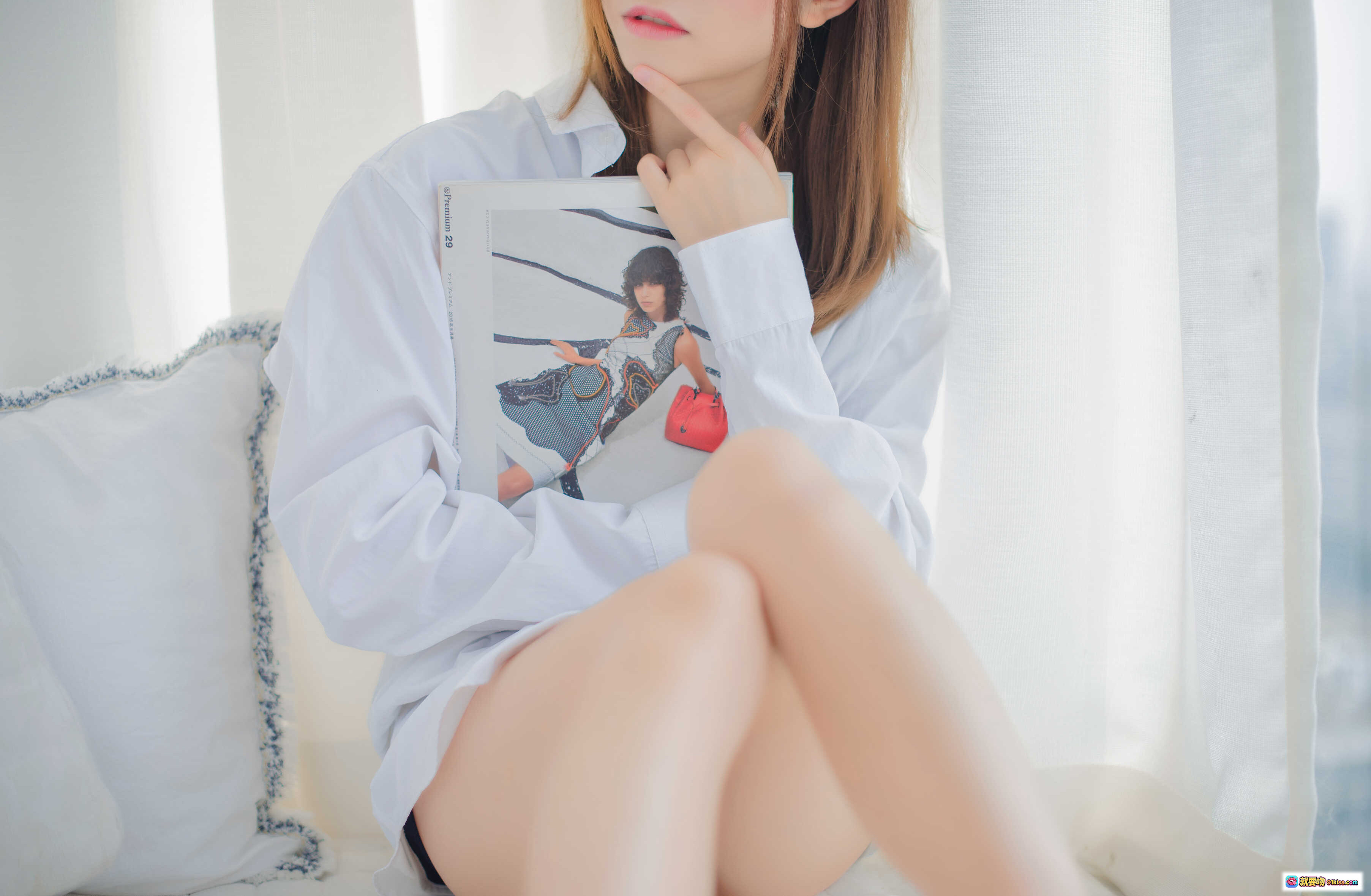 图片[3] - Kitaro绮太郎NO.003白衬衫少女窗边阅读写真 48P高清美图 甜美日系风格 室内自然光拍摄 舒适居家氛围 - 就要吻