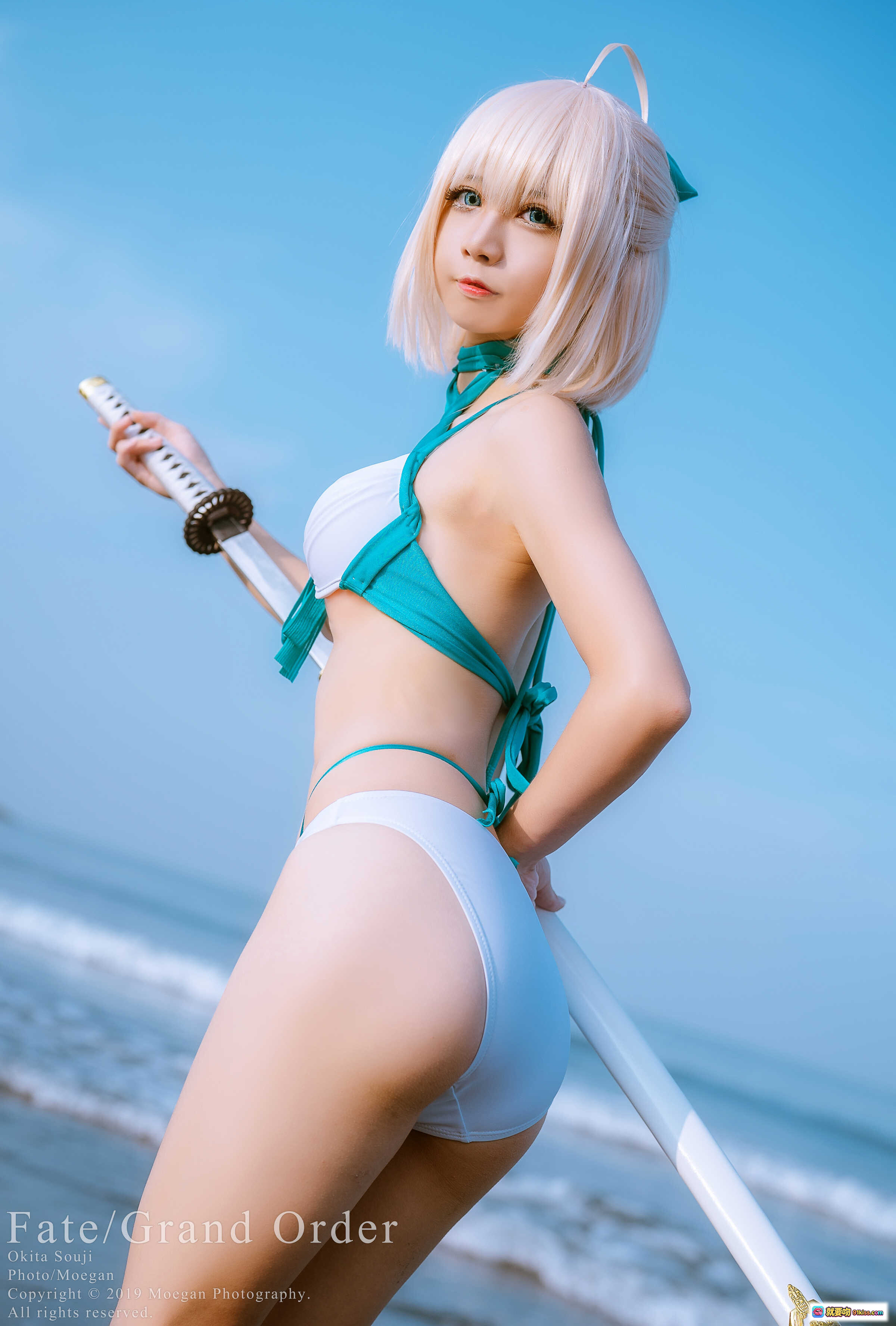 Fate/Grand Order 冲田总司泳装版Cosplay 海滩持刀美少女 二次元角色扮演 白发绿带比基尼 摄影写真 - 就要吻