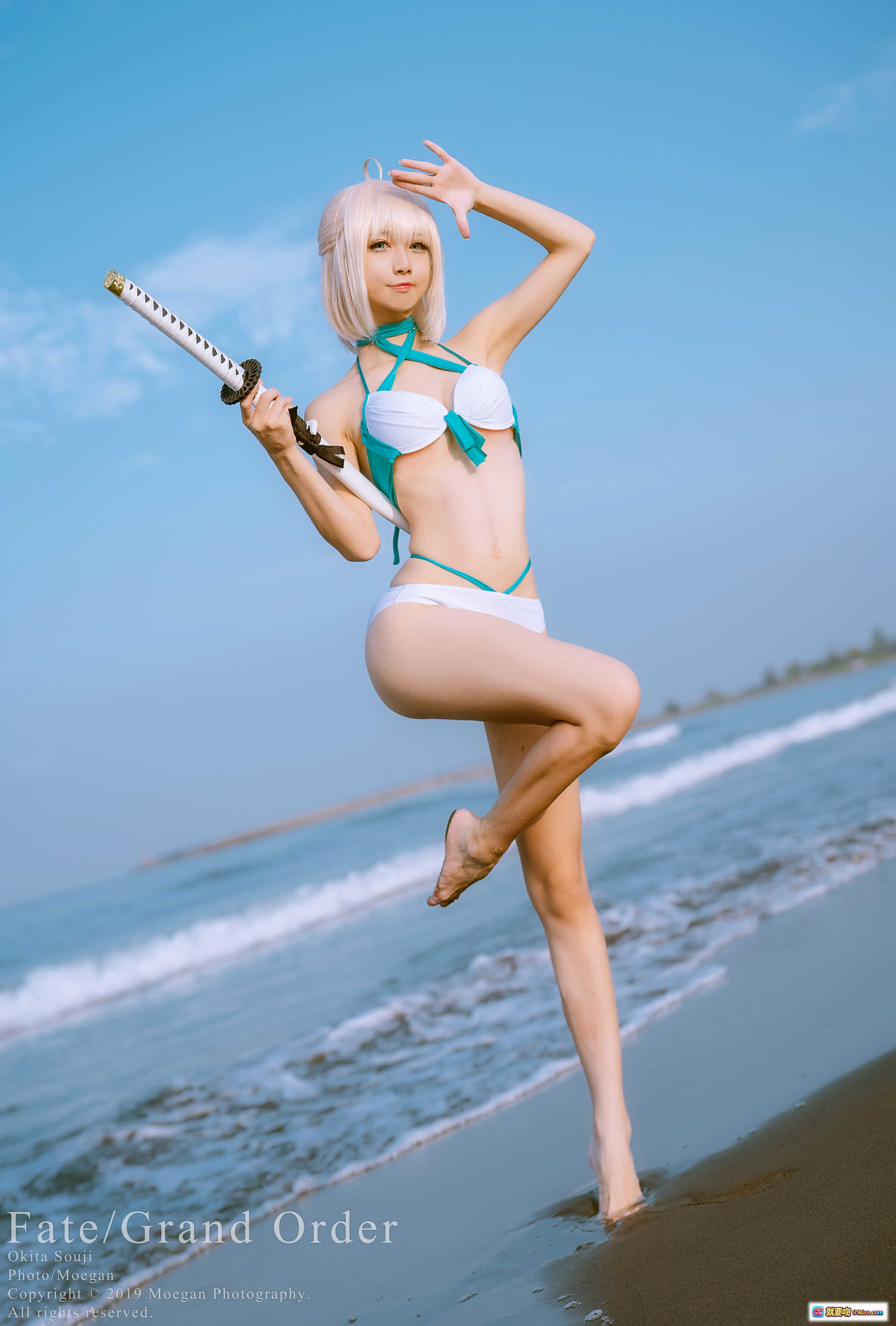 图片[9] - Fate/Grand Order 冲田总司泳装版Cosplay 海滩持刀美少女 二次元角色扮演 白发绿带比基尼 摄影写真 - 就要吻