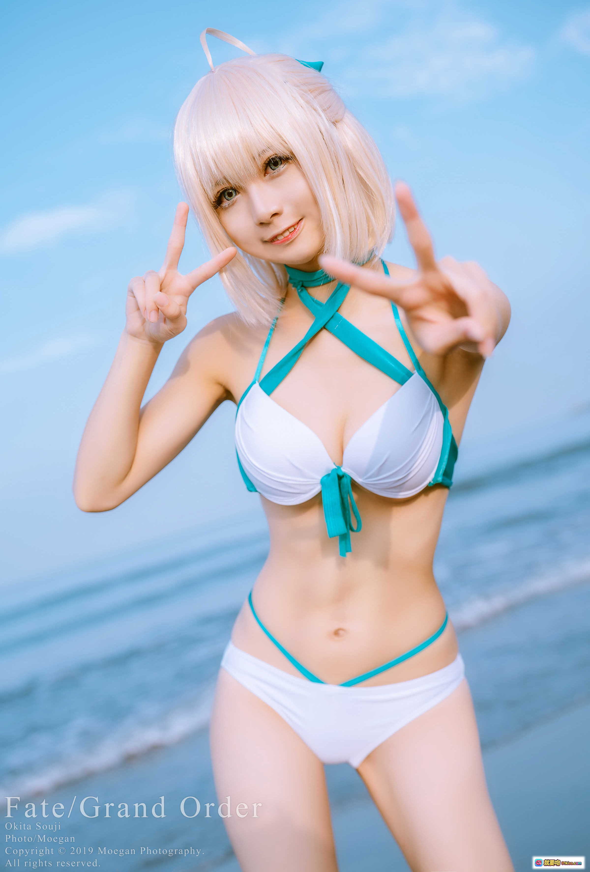图片[3] - Fate/Grand Order 冲田总司泳装版Cosplay 海滩持刀美少女 二次元角色扮演 白发绿带比基尼 摄影写真 - 就要吻