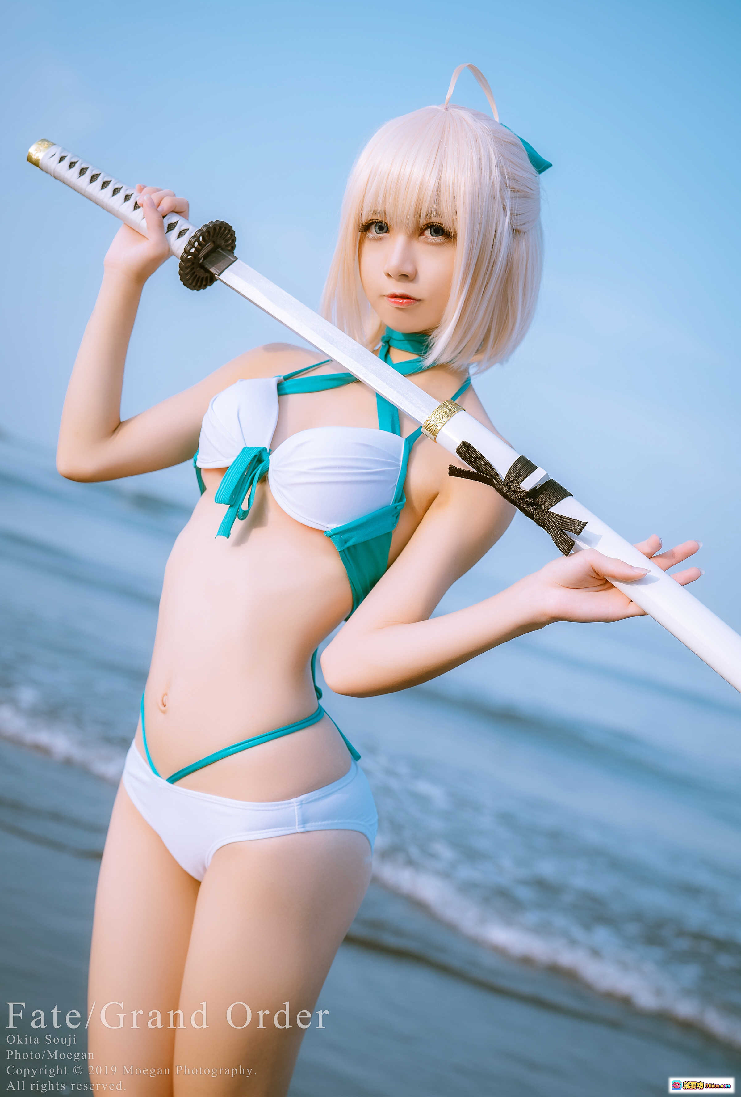 图片[10] - Fate/Grand Order 冲田总司泳装版Cosplay 海滩持刀美少女 二次元角色扮演 白发绿带比基尼 摄影写真 - 就要吻