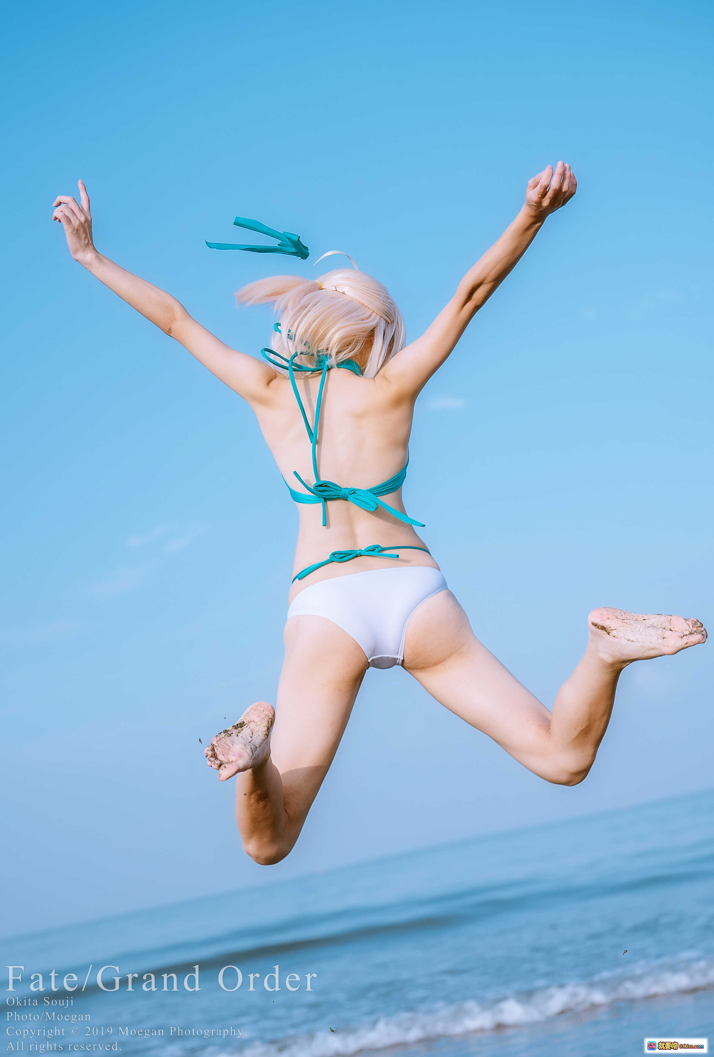图片[6] - Fate/Grand Order 冲田总司泳装版Cosplay 海滩持刀美少女 二次元角色扮演 白发绿带比基尼 摄影写真 - 就要吻