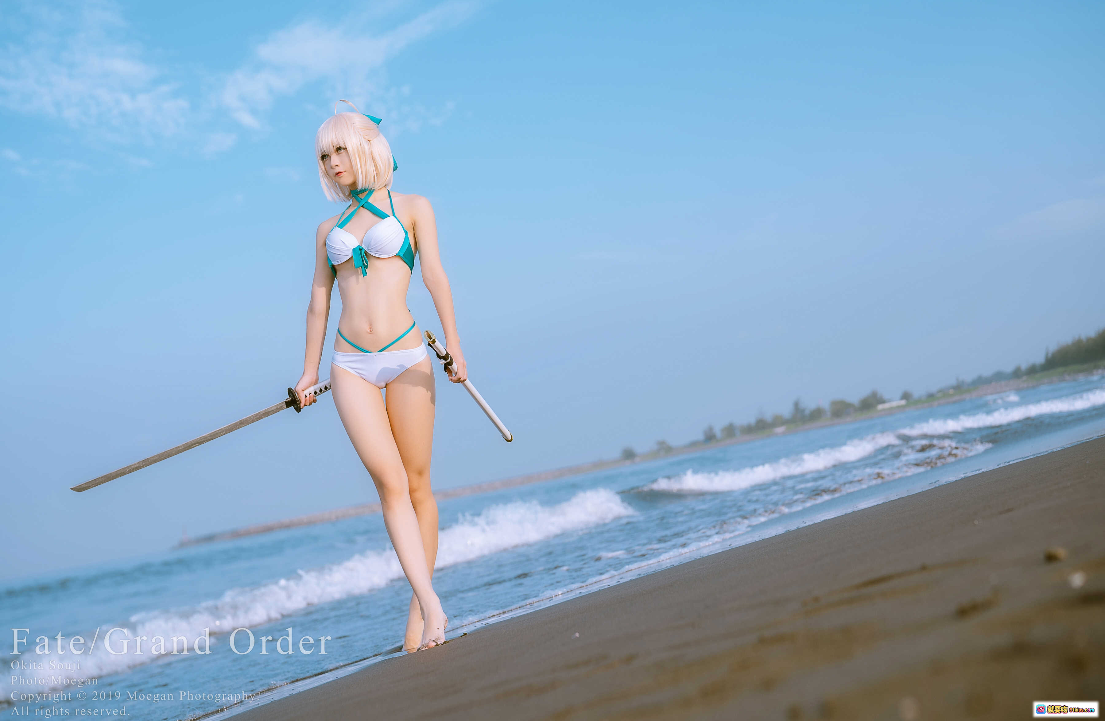 图片[4] - Fate/Grand Order 冲田总司泳装版Cosplay 海滩持刀美少女 二次元角色扮演 白发绿带比基尼 摄影写真 - 就要吻