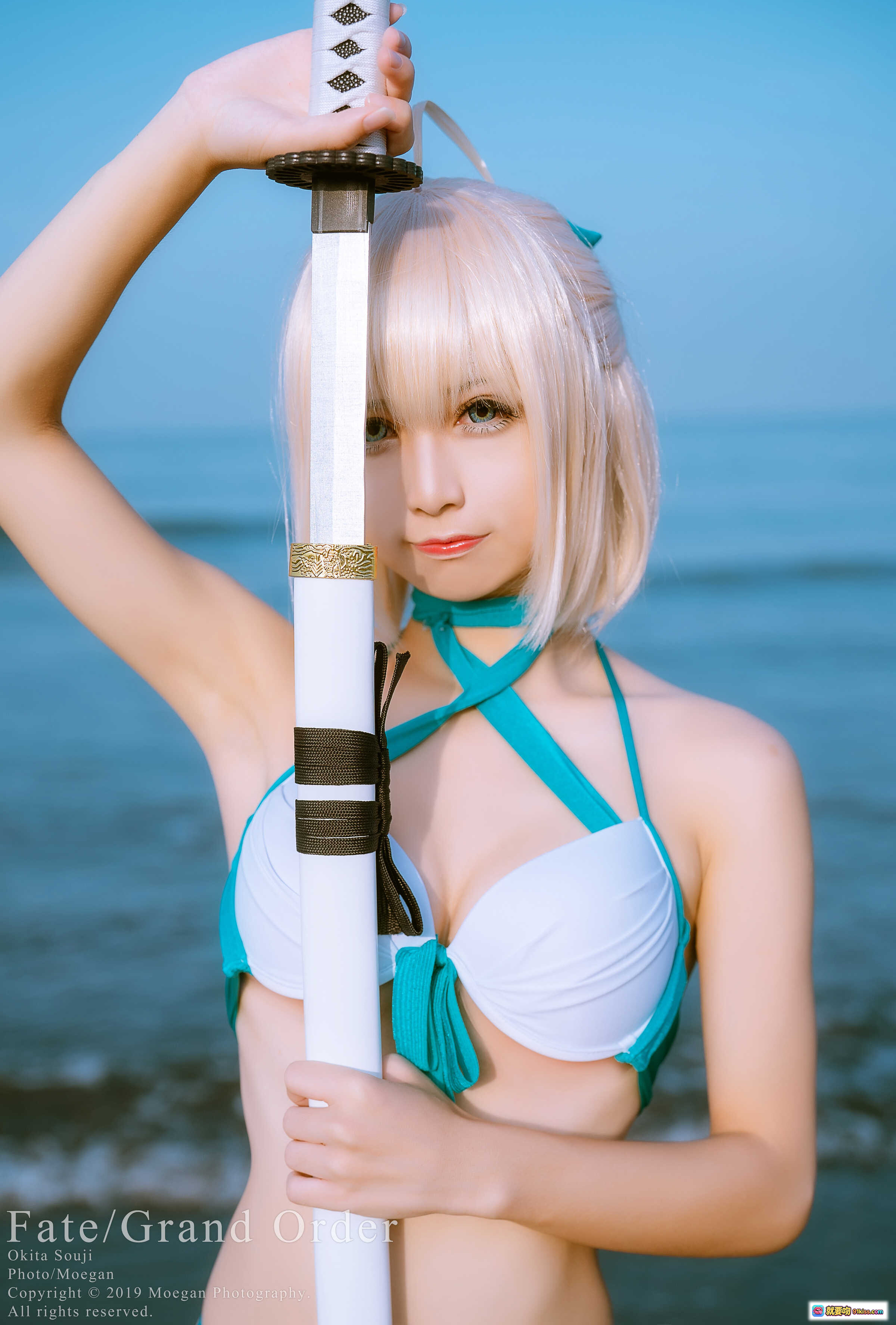 图片[8] - Fate/Grand Order 冲田总司泳装版Cosplay 海滩持刀美少女 二次元角色扮演 白发绿带比基尼 摄影写真 - 就要吻