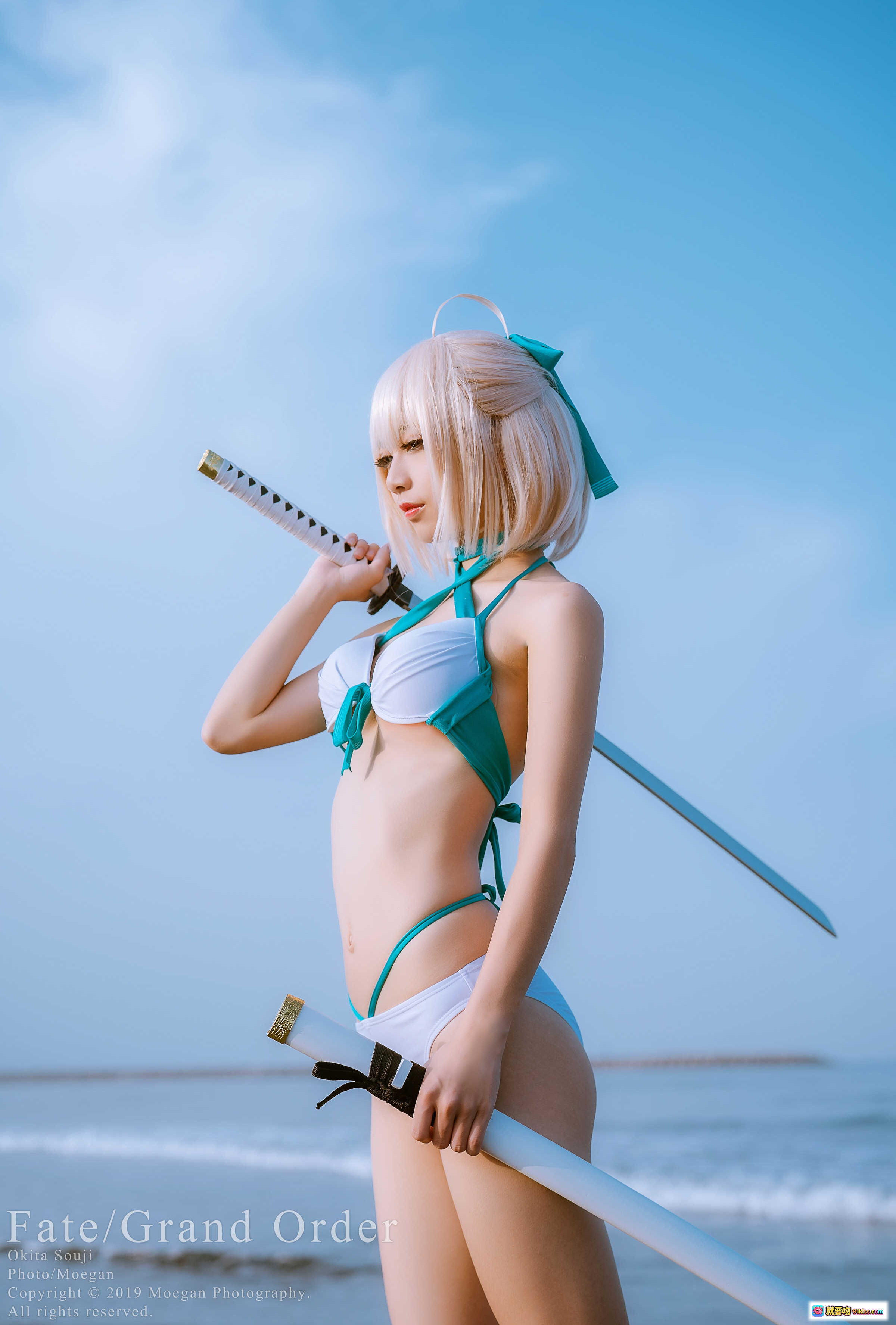 图片[2] - Fate/Grand Order 冲田总司泳装版Cosplay 海滩持刀美少女 二次元角色扮演 白发绿带比基尼 摄影写真 - 就要吻