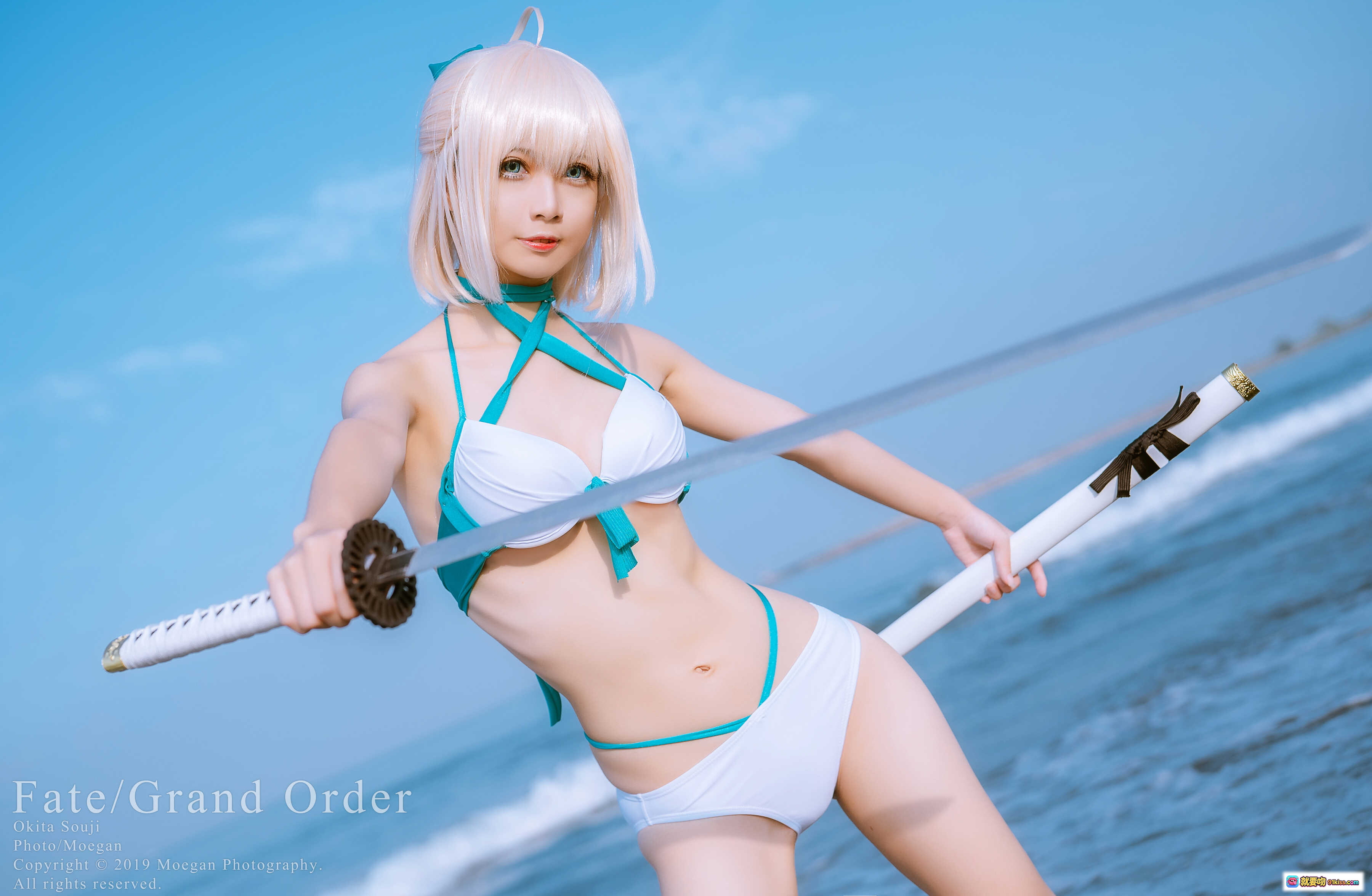 图片[5] - Fate/Grand Order 冲田总司泳装版Cosplay 海滩持刀美少女 二次元角色扮演 白发绿带比基尼 摄影写真 - 就要吻