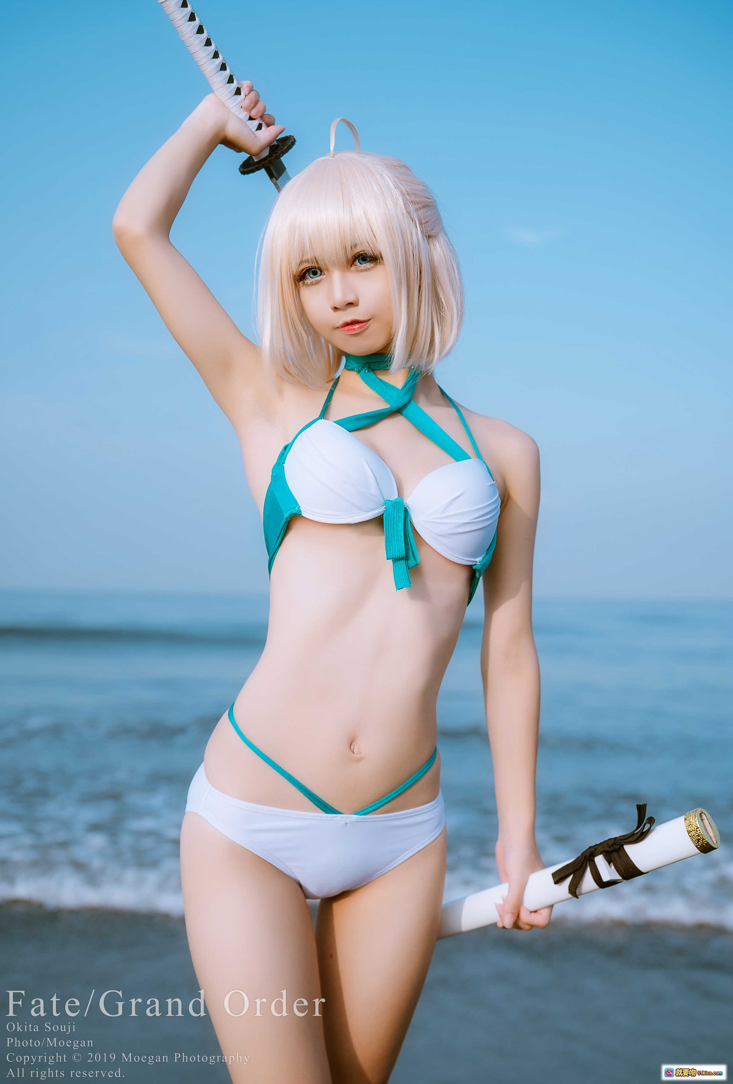 图片[7] - Fate/Grand Order 冲田总司泳装版Cosplay 海滩持刀美少女 二次元角色扮演 白发绿带比基尼 摄影写真 - 就要吻