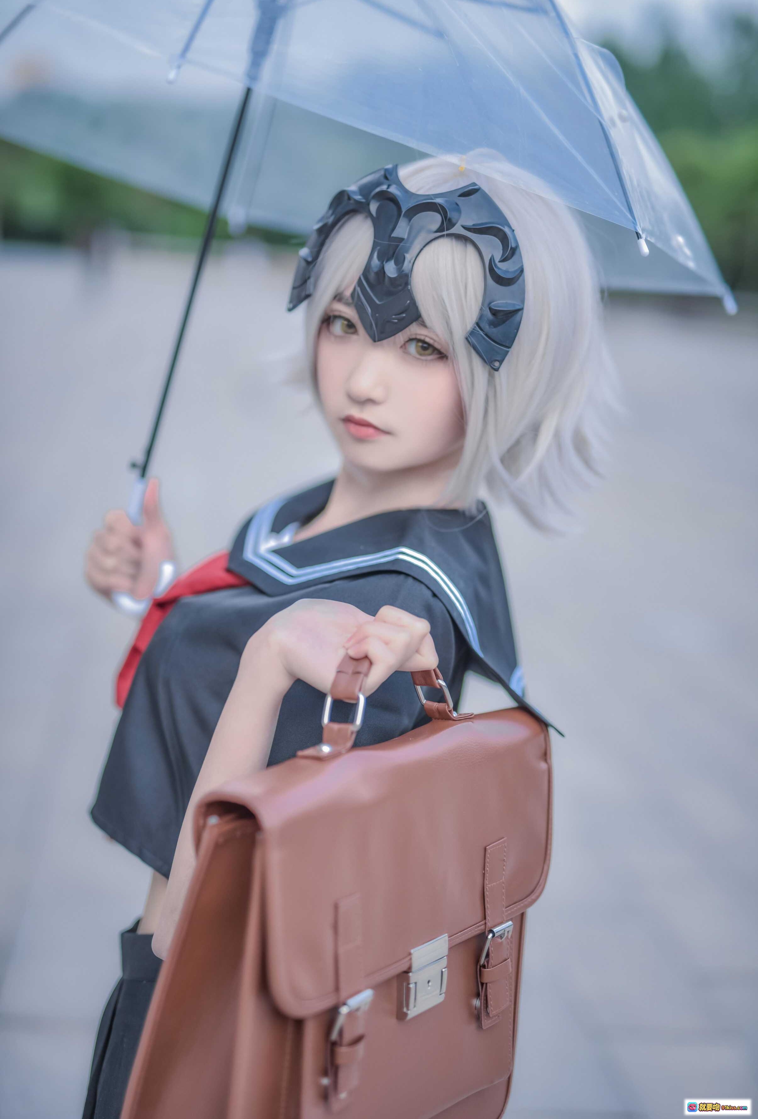 图片[6] - 黑贞德cosplay美图｜贞德角色扮演｜校园风制服裙装｜双人互动场景｜粉发少女跪地整理裙摆｜户外写真摄影 - 就要吻