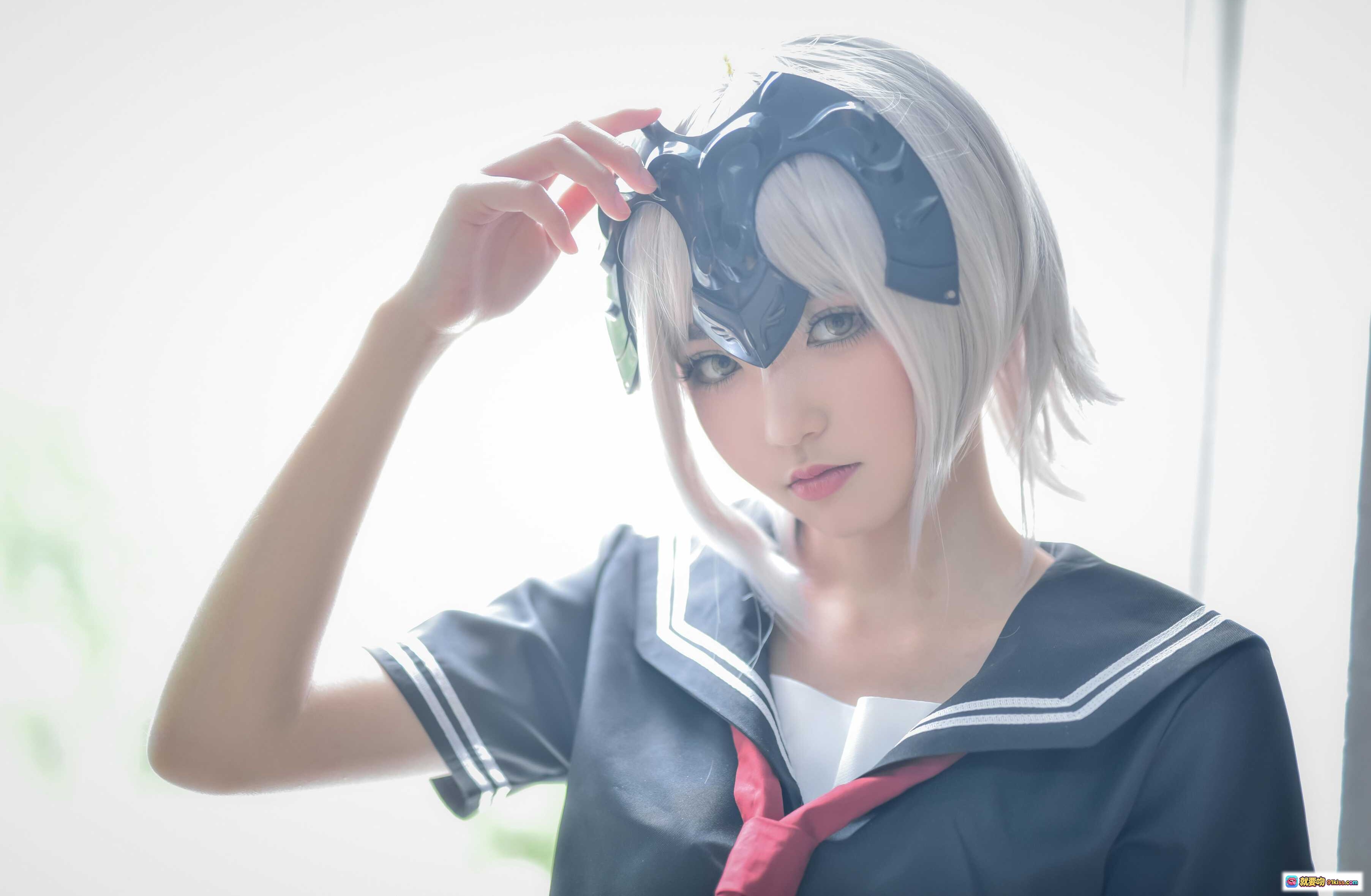 图片[8] - 黑贞德cosplay美图｜贞德角色扮演｜校园风制服裙装｜双人互动场景｜粉发少女跪地整理裙摆｜户外写真摄影 - 就要吻