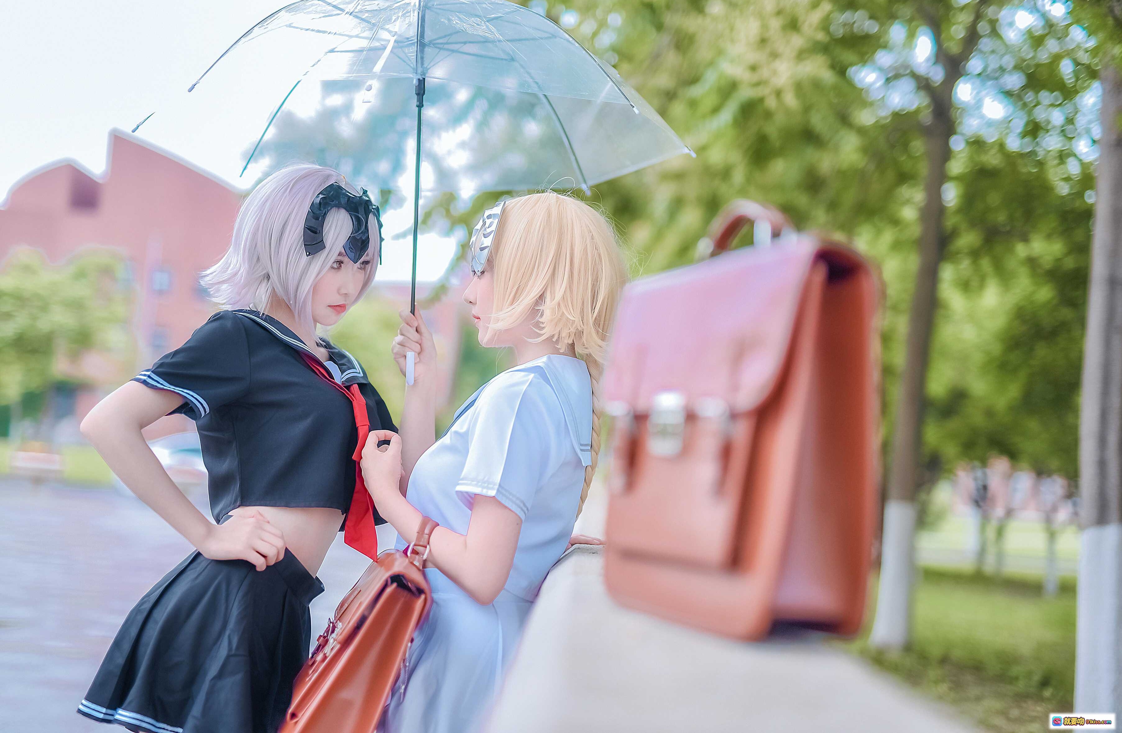 图片[2] - 黑贞德cosplay美图｜贞德角色扮演｜校园风制服裙装｜双人互动场景｜粉发少女跪地整理裙摆｜户外写真摄影 - 就要吻