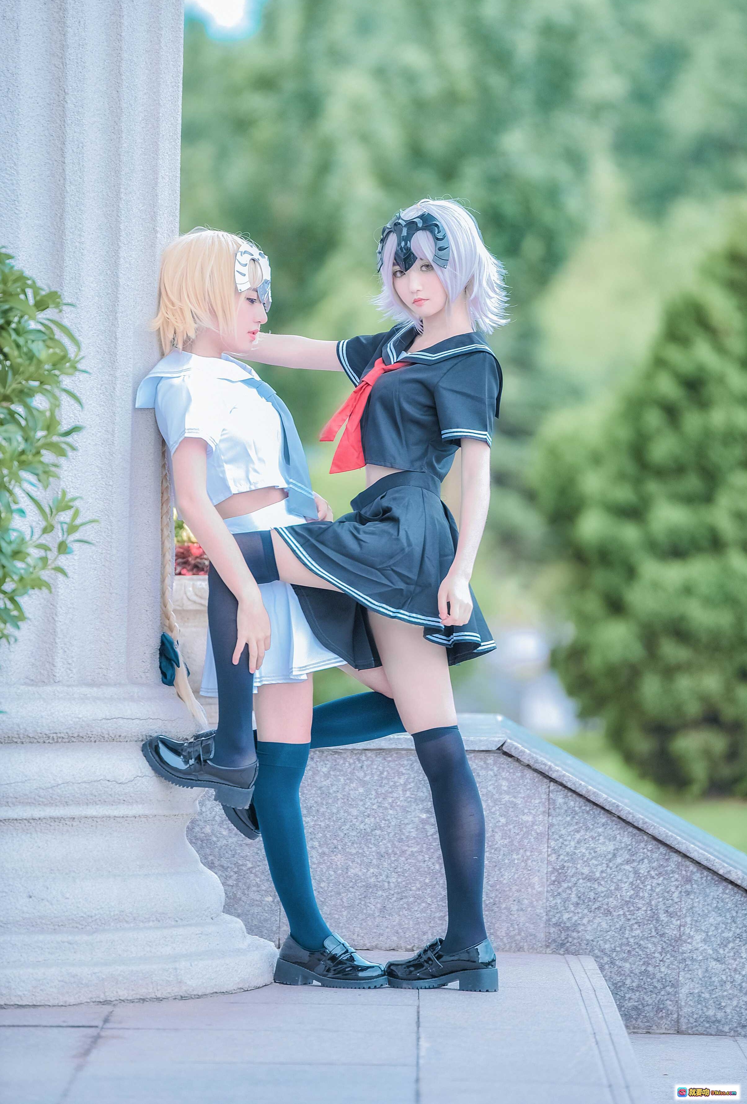 图片[3] - 黑贞德cosplay美图｜贞德角色扮演｜校园风制服裙装｜双人互动场景｜粉发少女跪地整理裙摆｜户外写真摄影 - 就要吻