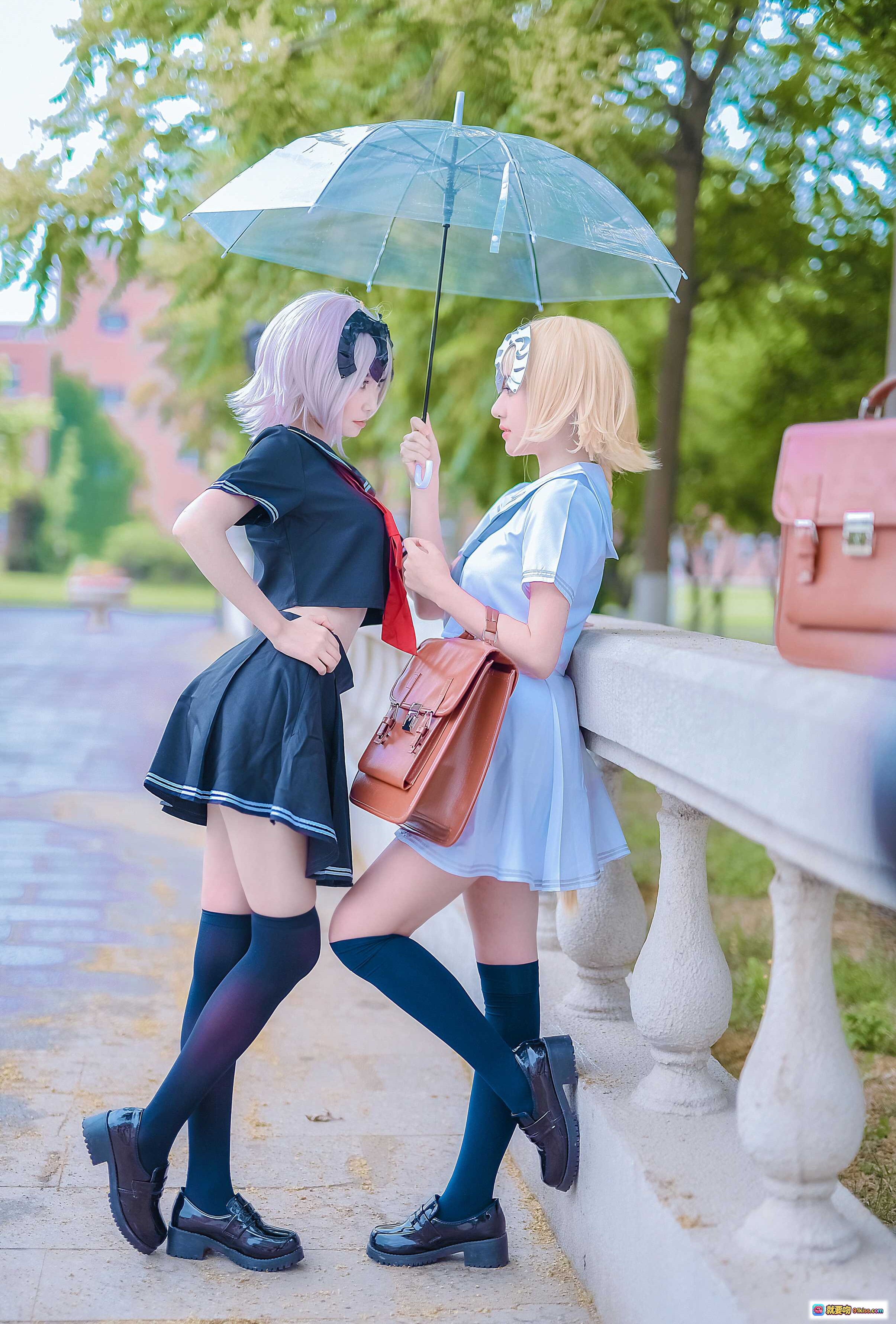 图片[9] - 黑贞德cosplay美图｜贞德角色扮演｜校园风制服裙装｜双人互动场景｜粉发少女跪地整理裙摆｜户外写真摄影 - 就要吻