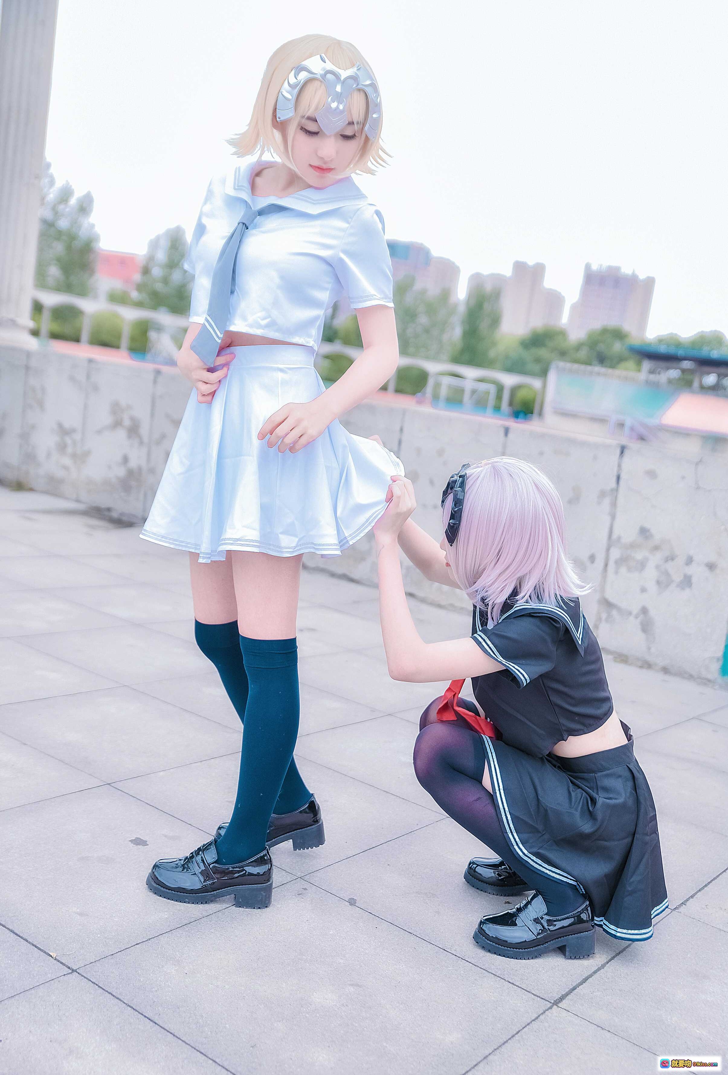 黑贞德cosplay美图｜贞德角色扮演｜校园风制服裙装｜双人互动场景｜粉发少女跪地整理裙摆｜户外写真摄影 - 就要吻