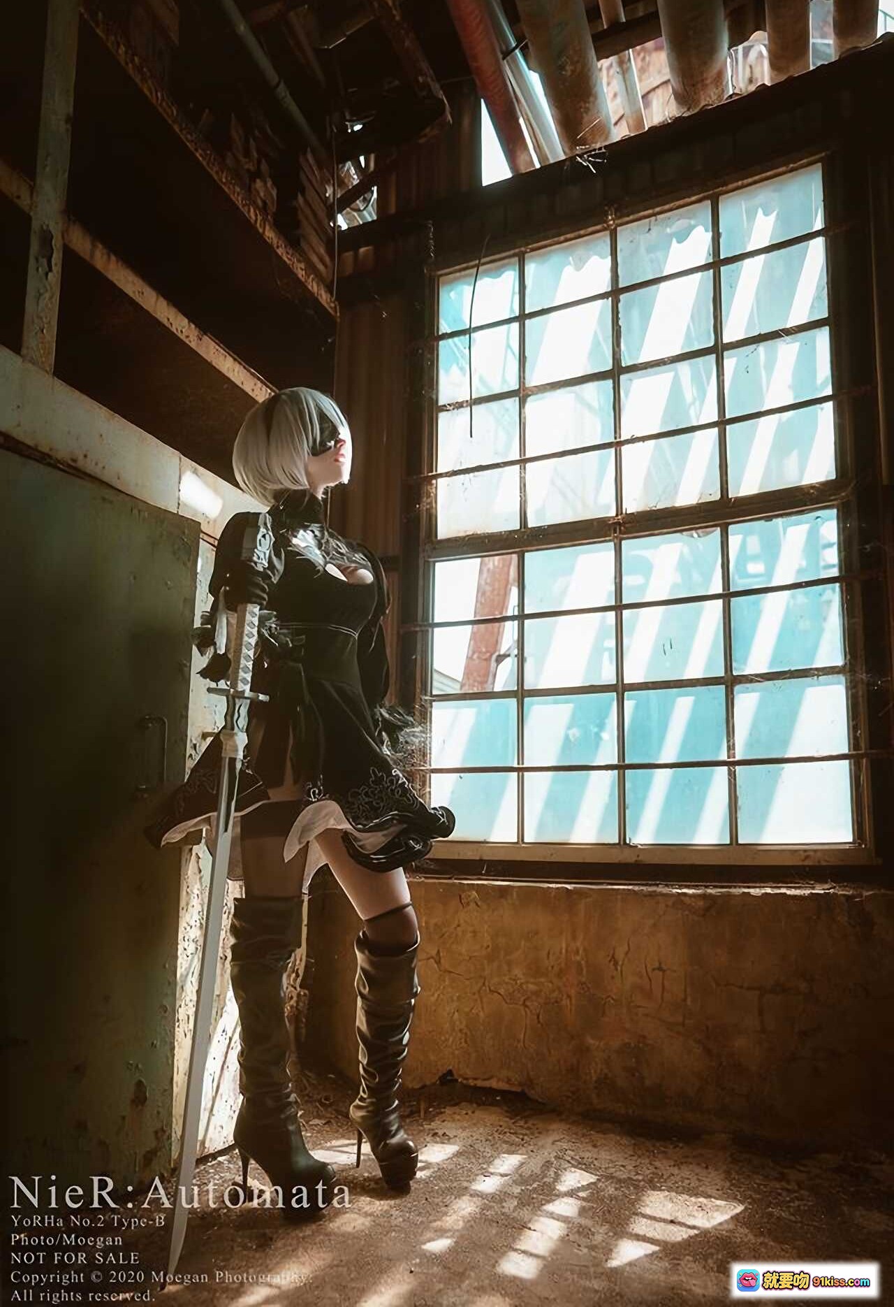 图片[2] - NieR:Automata YoRHa No.2 Type B Cosplay 精致还原 白发黑裙长剑 工业风场景 高筒靴性感造型 - 就要吻