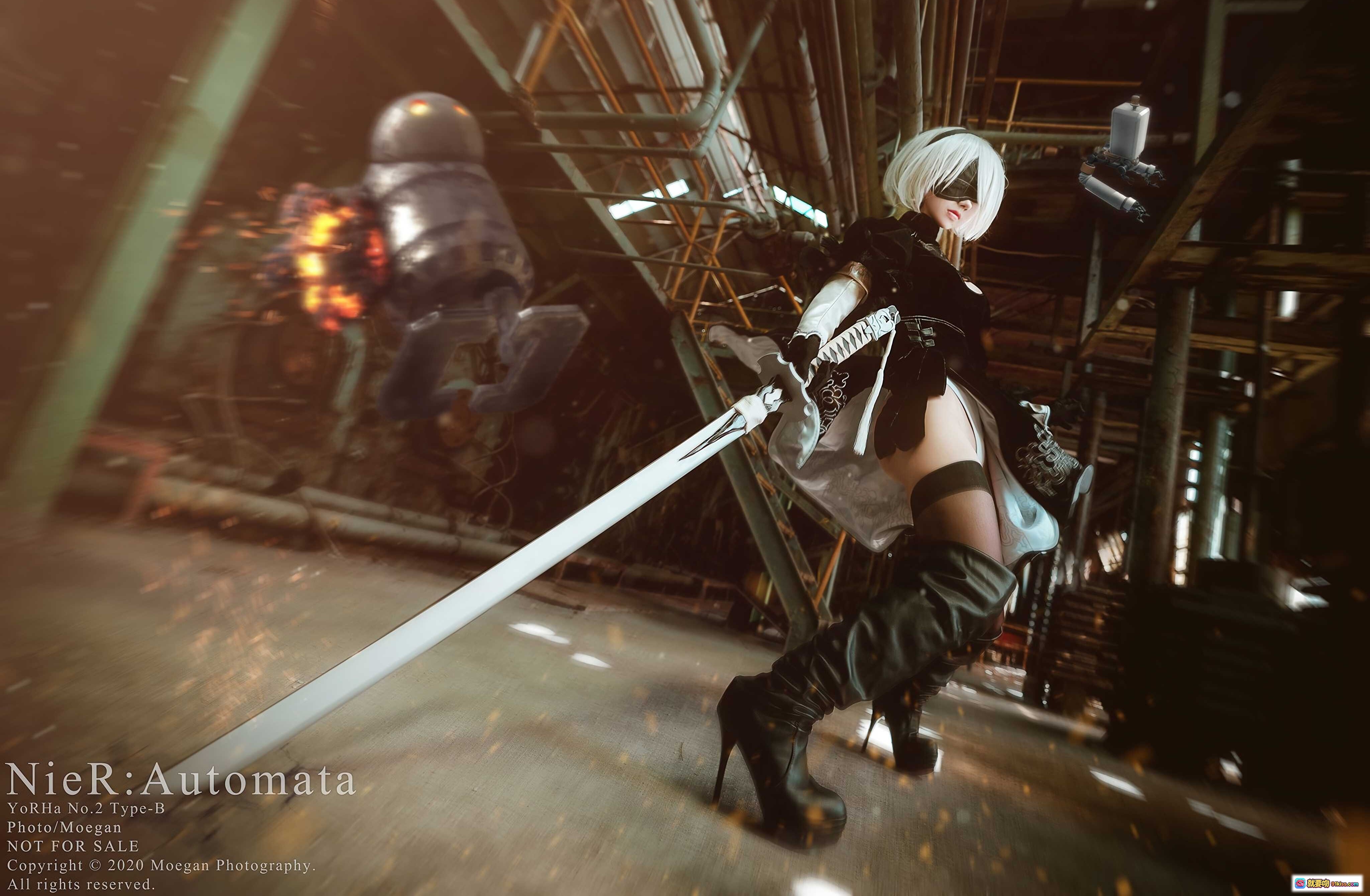 图片[6] - NieR:Automata YoRHa No.2 Type B Cosplay 精致还原 白发黑裙长剑 工业风场景 高筒靴性感造型 - 就要吻
