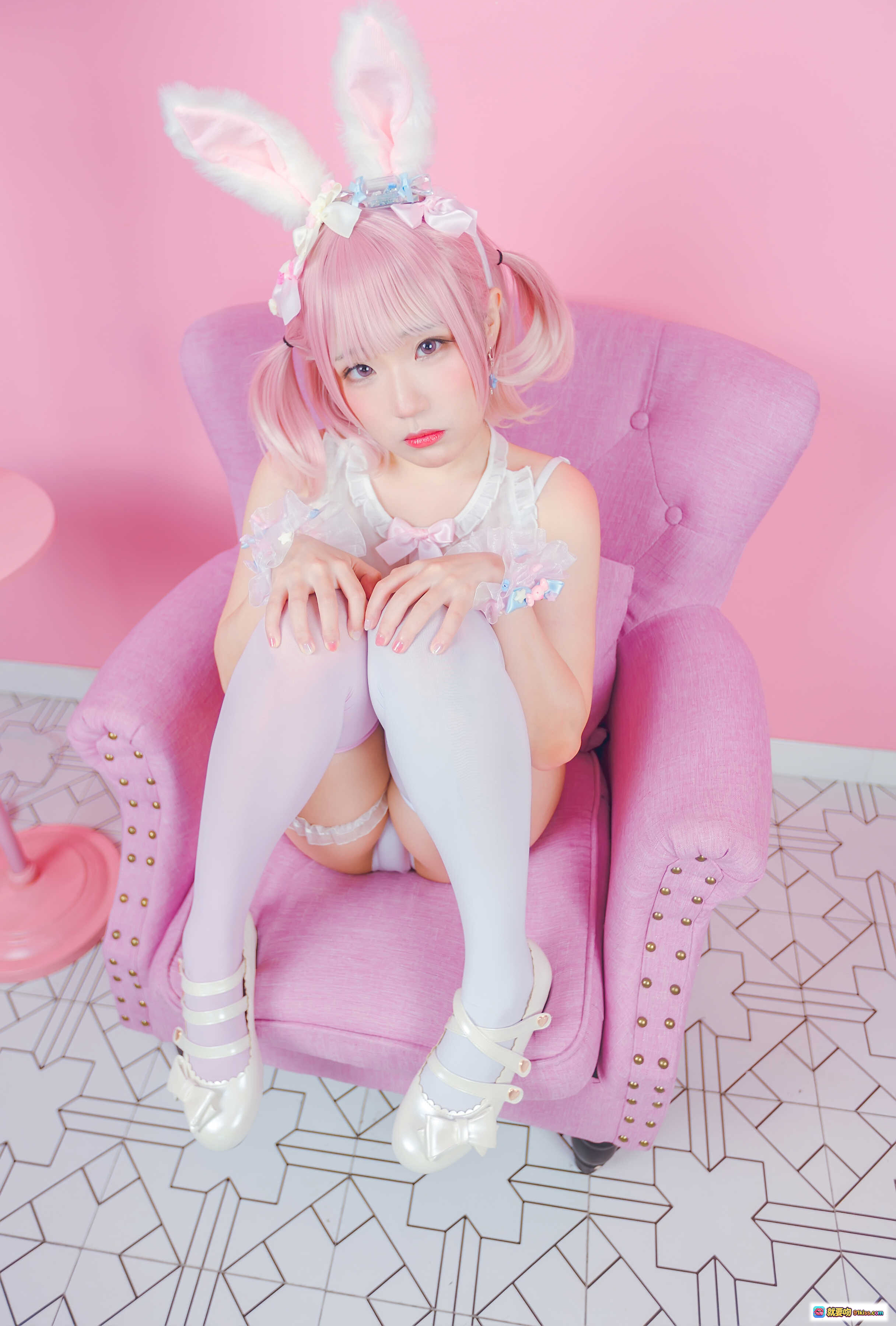 图片[1] - 弥美Mime NO.002 白粉色兔女郎写真 甜美双马尾 白丝袜 粉色沙发 樱花系少女风 Cosplay摄影 30P高清图集 - 就要吻