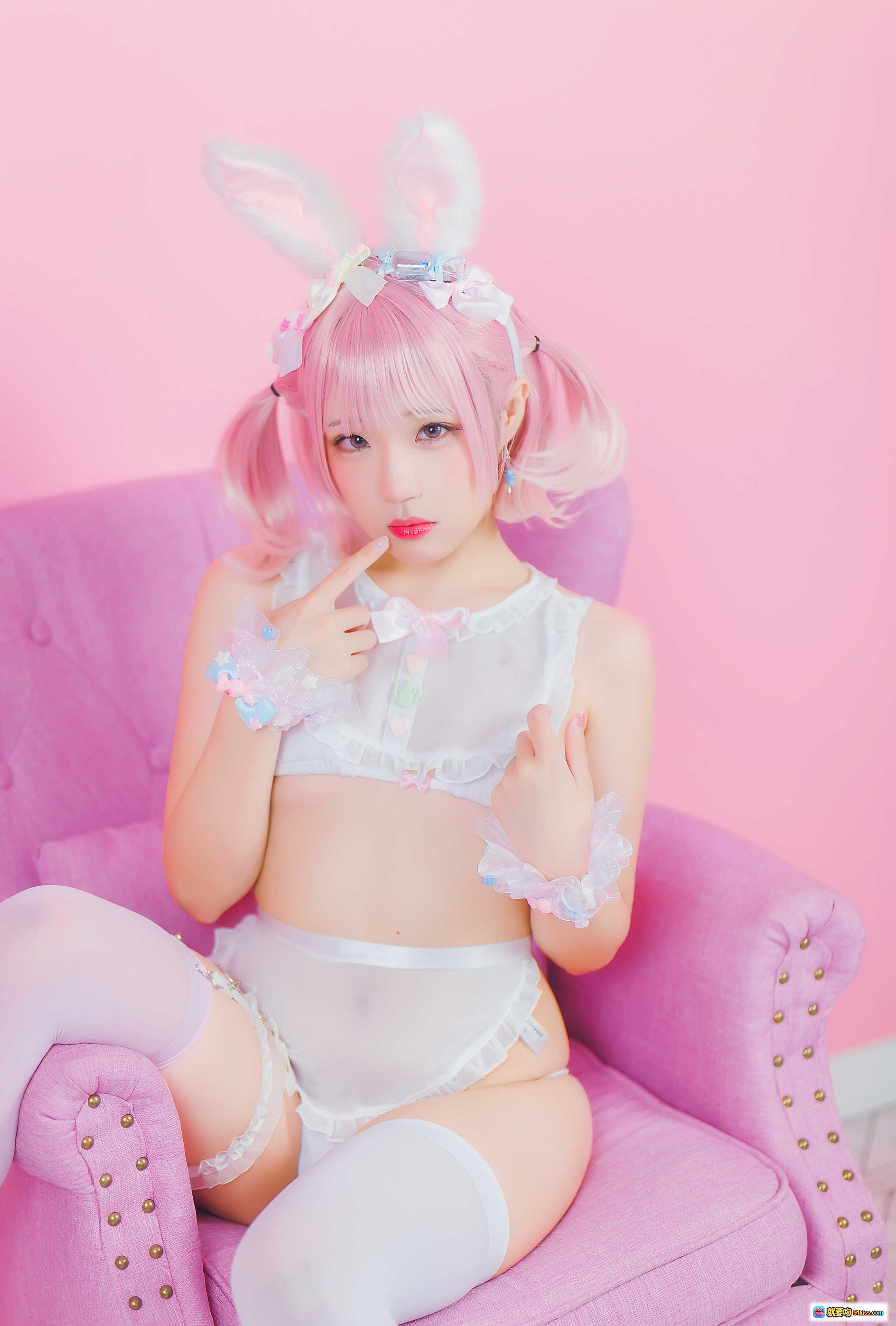 图片[4] - 弥美Mime NO.002 白粉色兔女郎写真 甜美双马尾 白丝袜 粉色沙发 樱花系少女风 Cosplay摄影 30P高清图集 - 就要吻