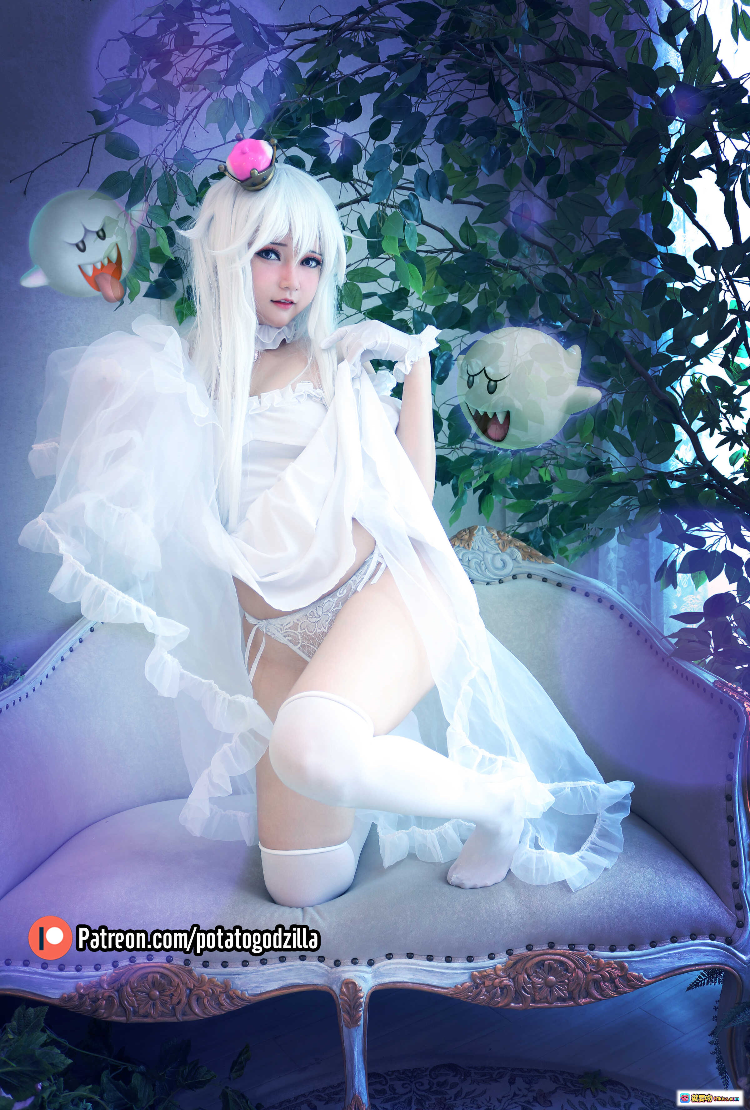 图片[4] - Boosette Cosplay 精美白发精灵少女 优雅躺卧复古沙发 幽灵伙伴梦幻场景 高清26P写真集 Potato Godzilla NO.004 - 就要吻