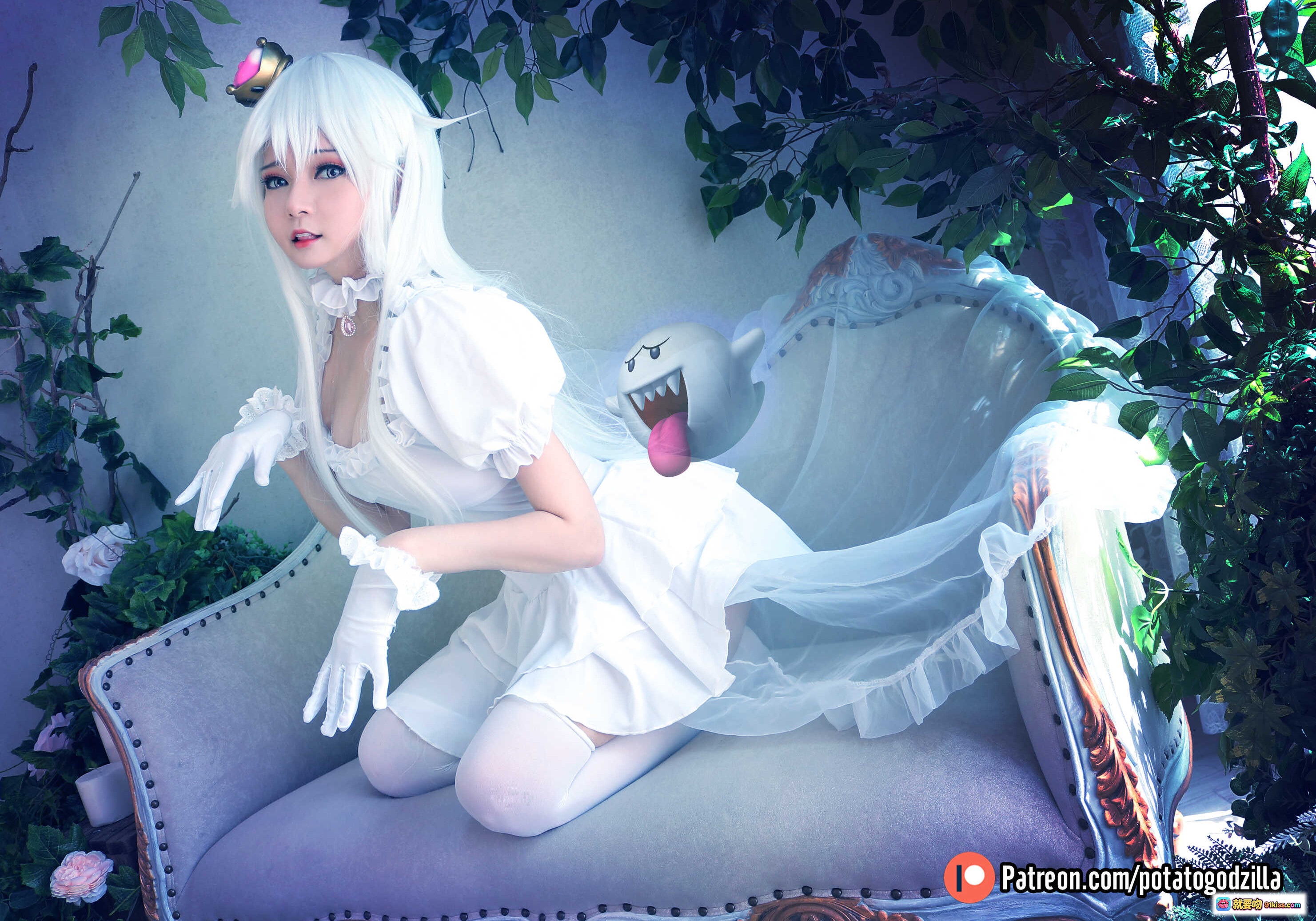图片[8] - Boosette Cosplay 精美白发精灵少女 优雅躺卧复古沙发 幽灵伙伴梦幻场景 高清26P写真集 Potato Godzilla NO.004 - 就要吻