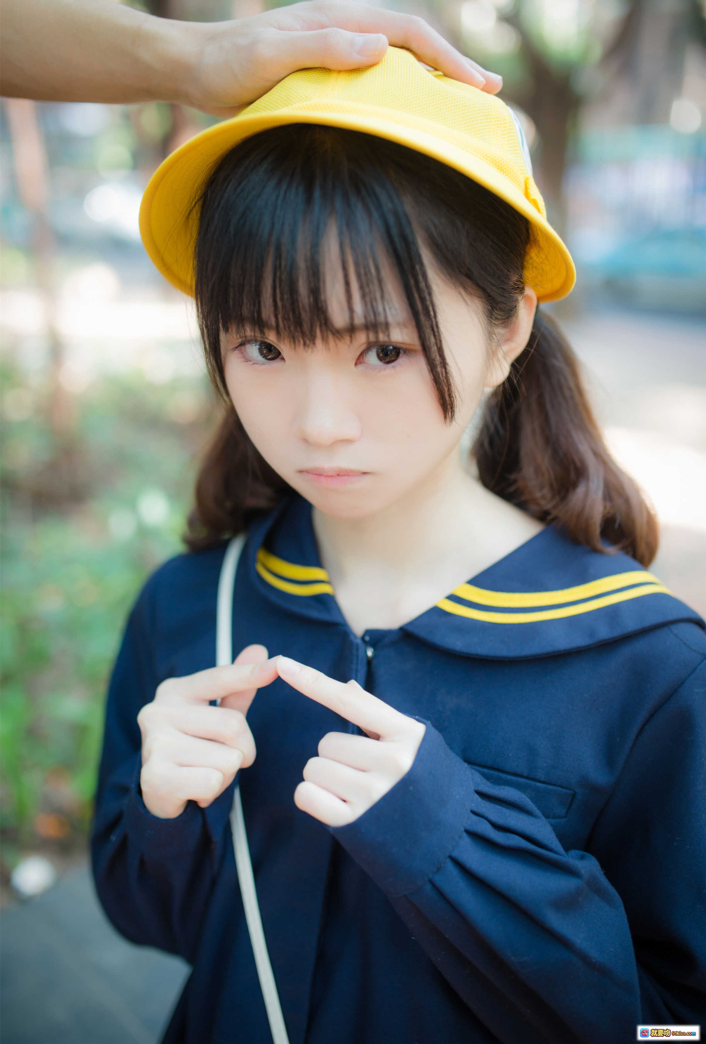 图片[6] - Kitaro绮太郎NO.025六一儿童节写真·黄帽蓝衫百褶裙街拍少女风·清新阳光校园风穿搭摄影集 - 就要吻