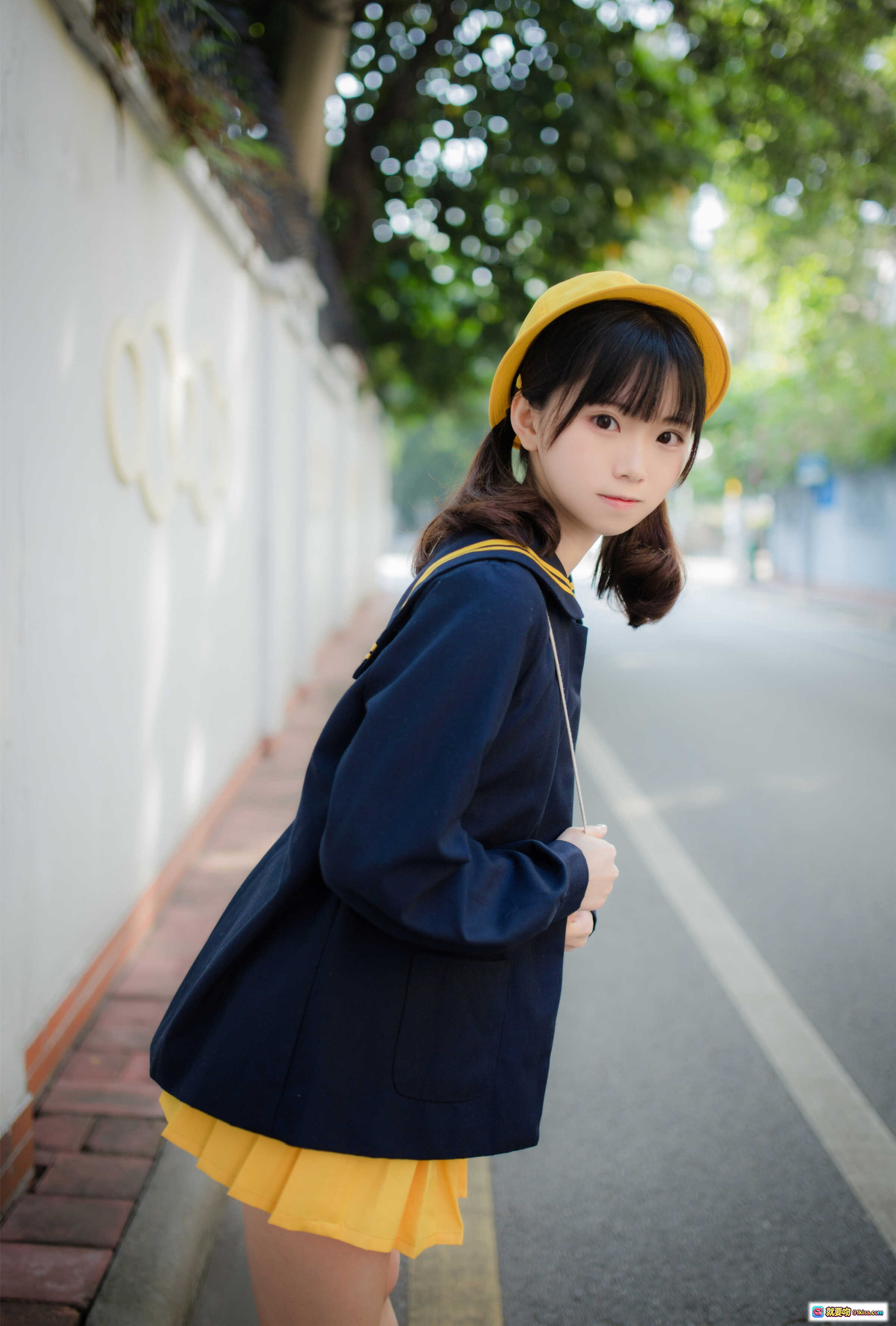 图片[9] - Kitaro绮太郎NO.025六一儿童节写真·黄帽蓝衫百褶裙街拍少女风·清新阳光校园风穿搭摄影集 - 就要吻