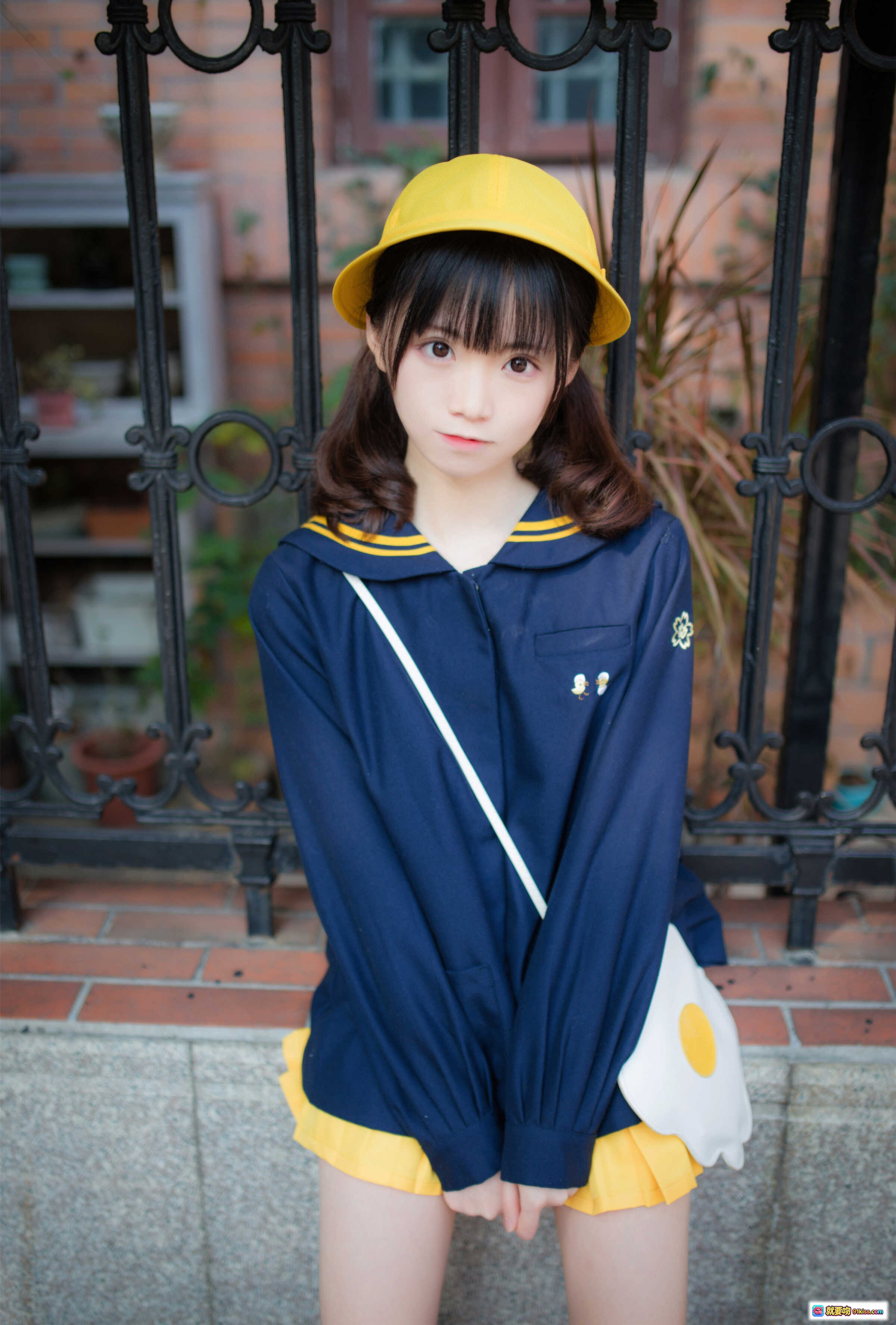 图片[2] - Kitaro绮太郎NO.025六一儿童节写真·黄帽蓝衫百褶裙街拍少女风·清新阳光校园风穿搭摄影集 - 就要吻