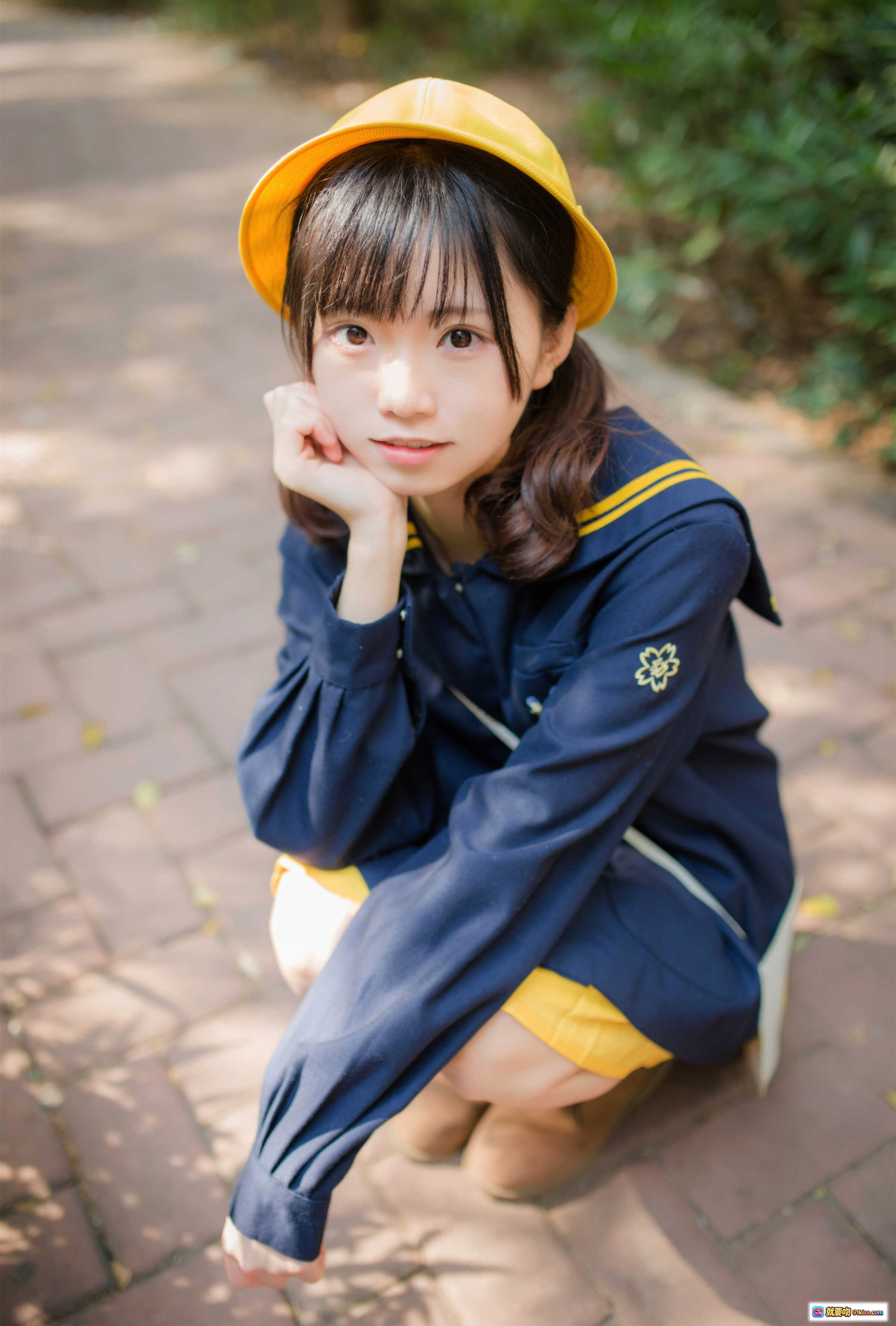 图片[7] - Kitaro绮太郎NO.025六一儿童节写真·黄帽蓝衫百褶裙街拍少女风·清新阳光校园风穿搭摄影集 - 就要吻