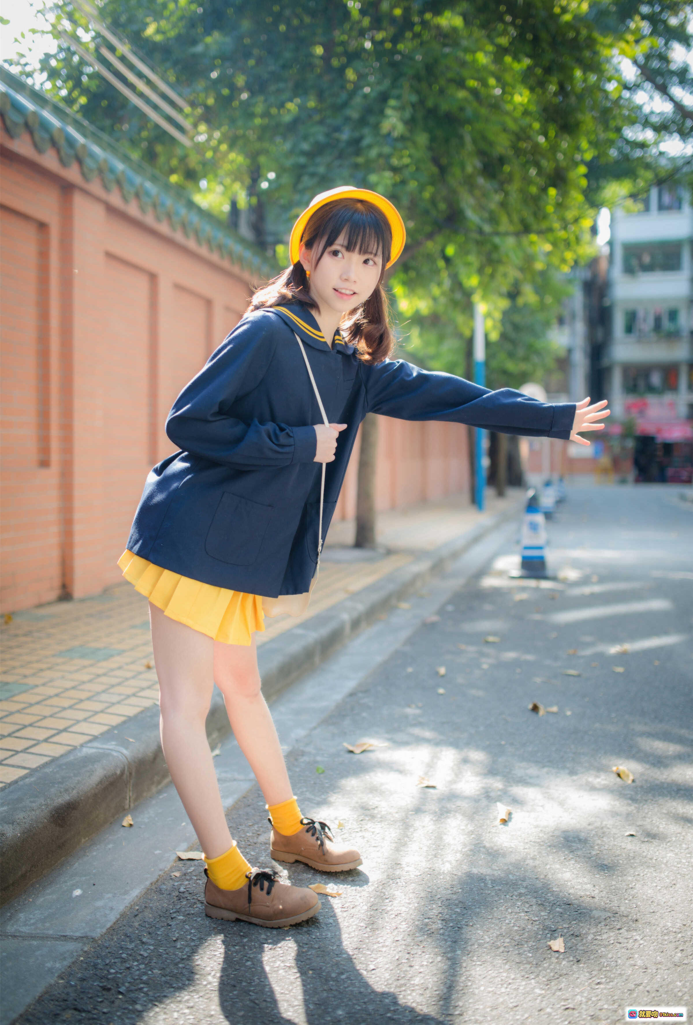 Kitaro绮太郎NO.025六一儿童节写真·黄帽蓝衫百褶裙街拍少女风·清新阳光校园风穿搭摄影集 - 就要吻