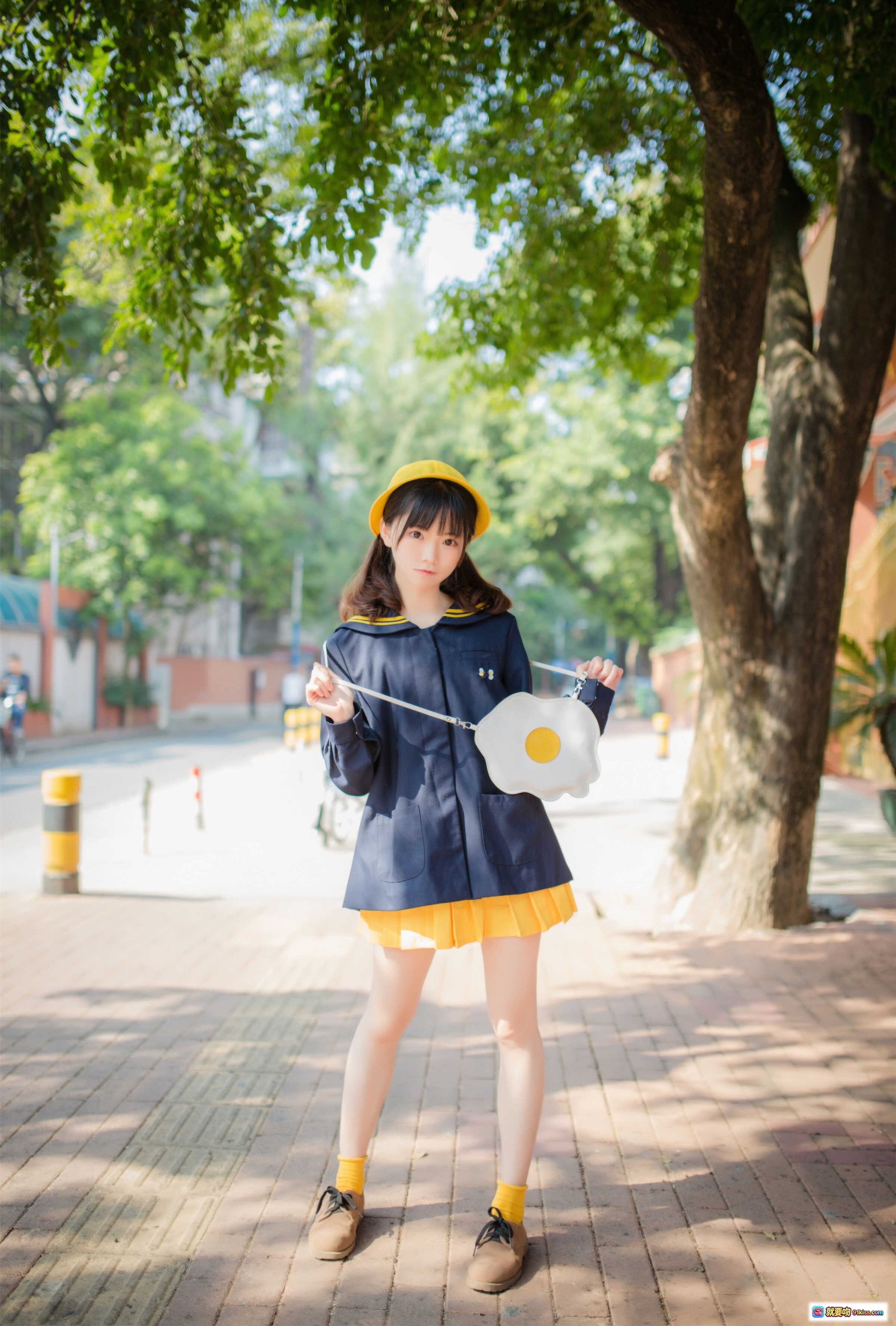 图片[5] - Kitaro绮太郎NO.025六一儿童节写真·黄帽蓝衫百褶裙街拍少女风·清新阳光校园风穿搭摄影集 - 就要吻