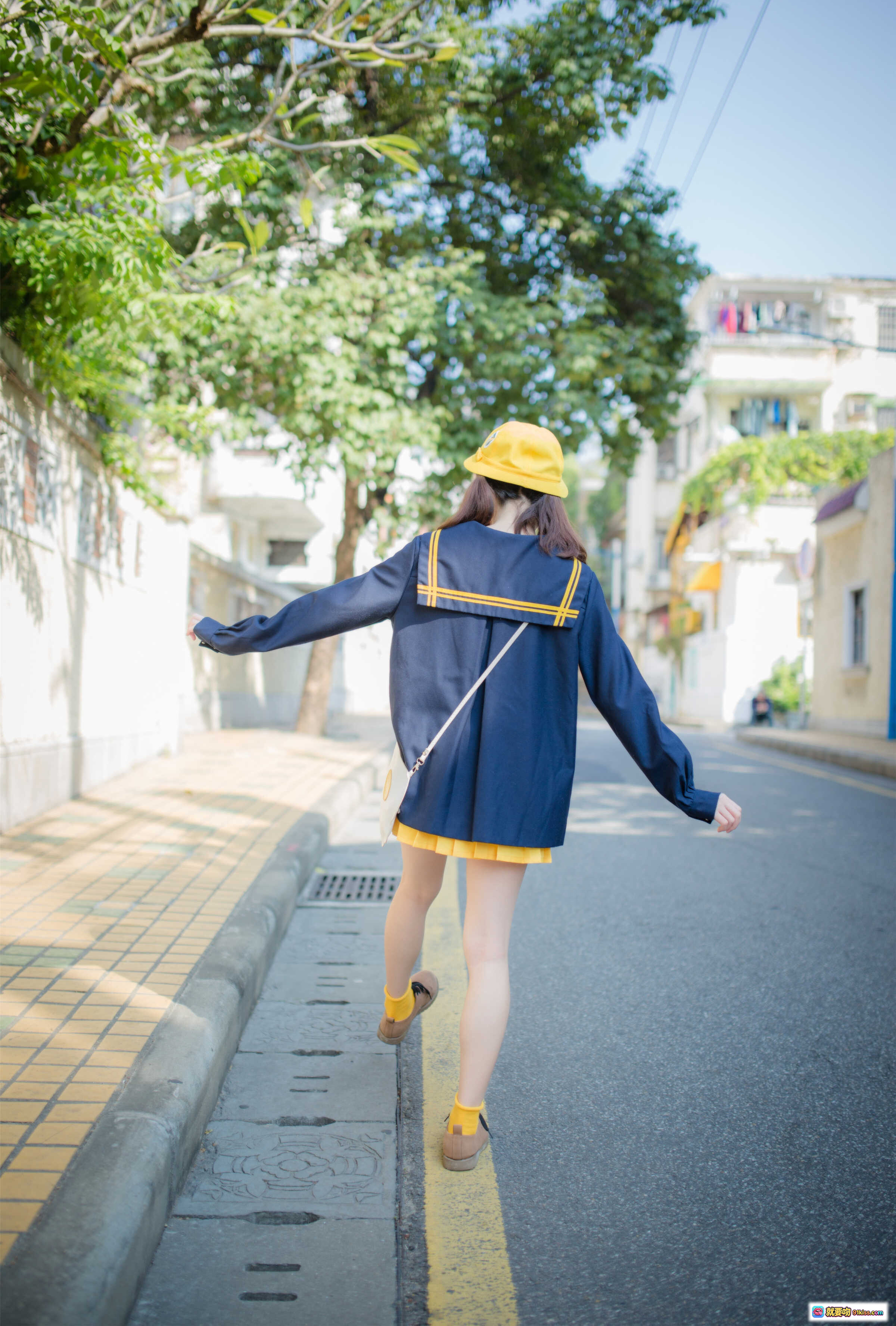 图片[4] - Kitaro绮太郎NO.025六一儿童节写真·黄帽蓝衫百褶裙街拍少女风·清新阳光校园风穿搭摄影集 - 就要吻