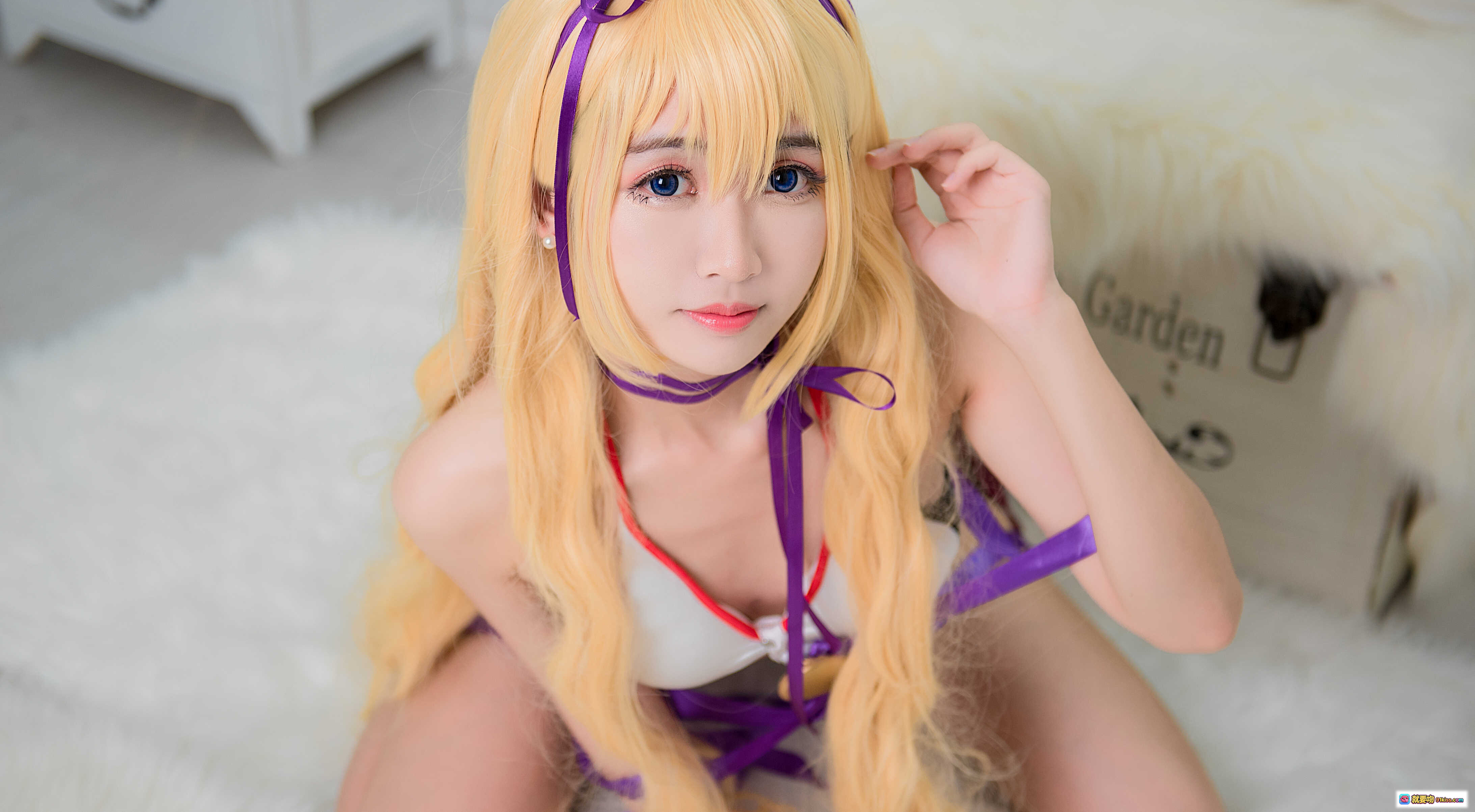 图片[8] - 鳗鱼霏儿NO.051普莉露Cosplay写真 – 金发紫带少女坐姿美腿白砖墙背景20P高清图集 - 就要吻