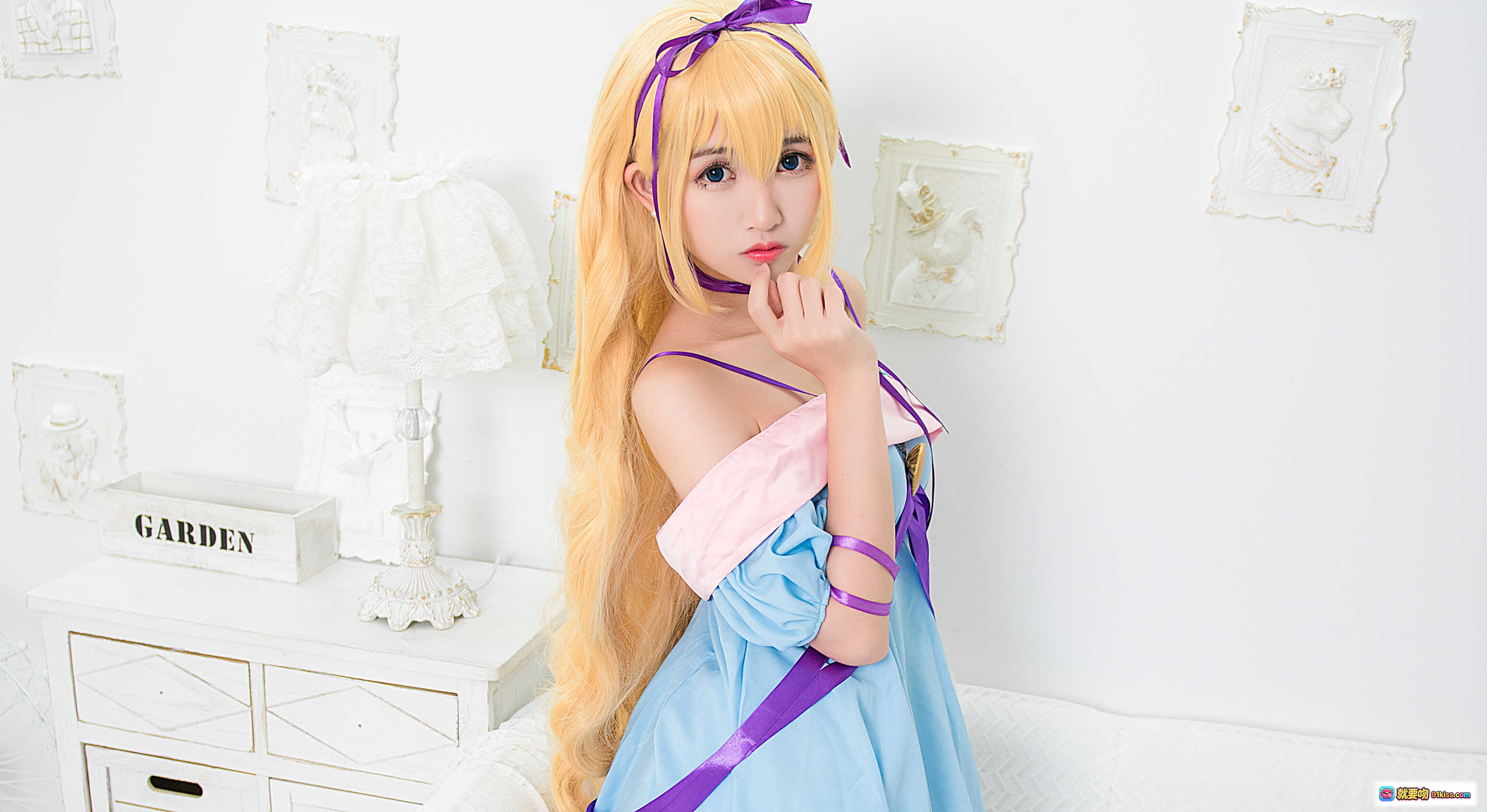 图片[10] - 鳗鱼霏儿NO.051普莉露Cosplay写真 – 金发紫带少女坐姿美腿白砖墙背景20P高清图集 - 就要吻