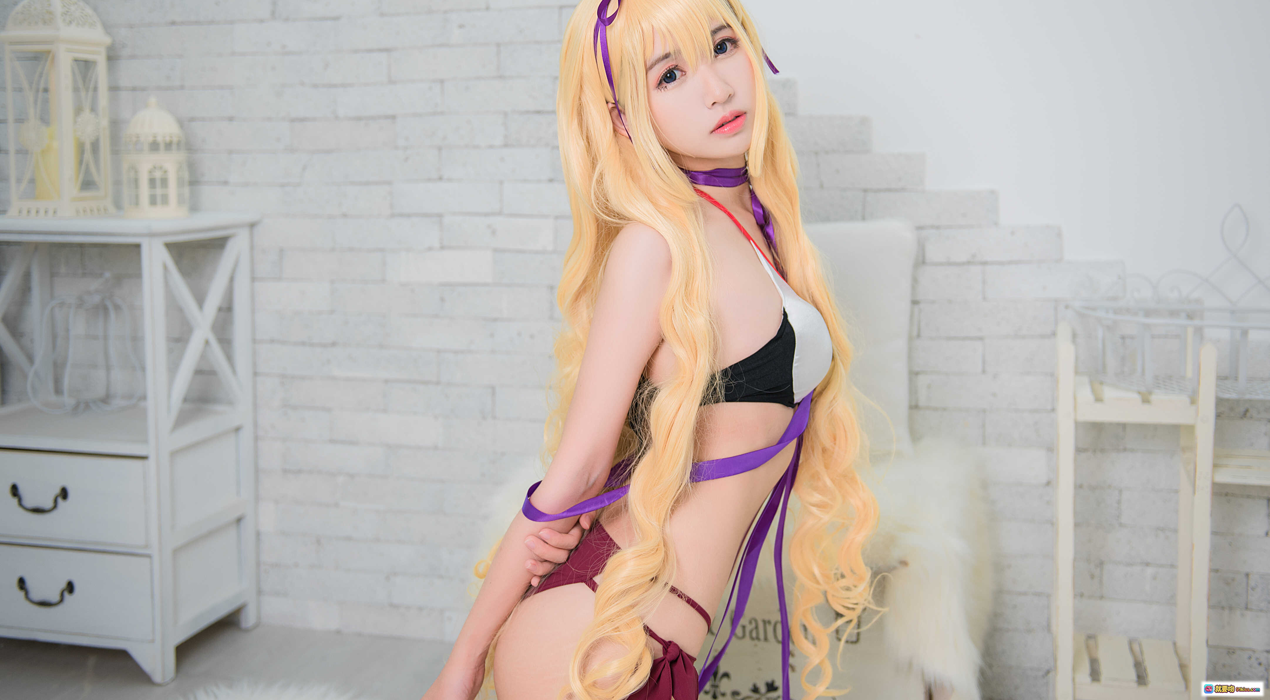 图片[6] - 鳗鱼霏儿NO.051普莉露Cosplay写真 – 金发紫带少女坐姿美腿白砖墙背景20P高清图集 - 就要吻