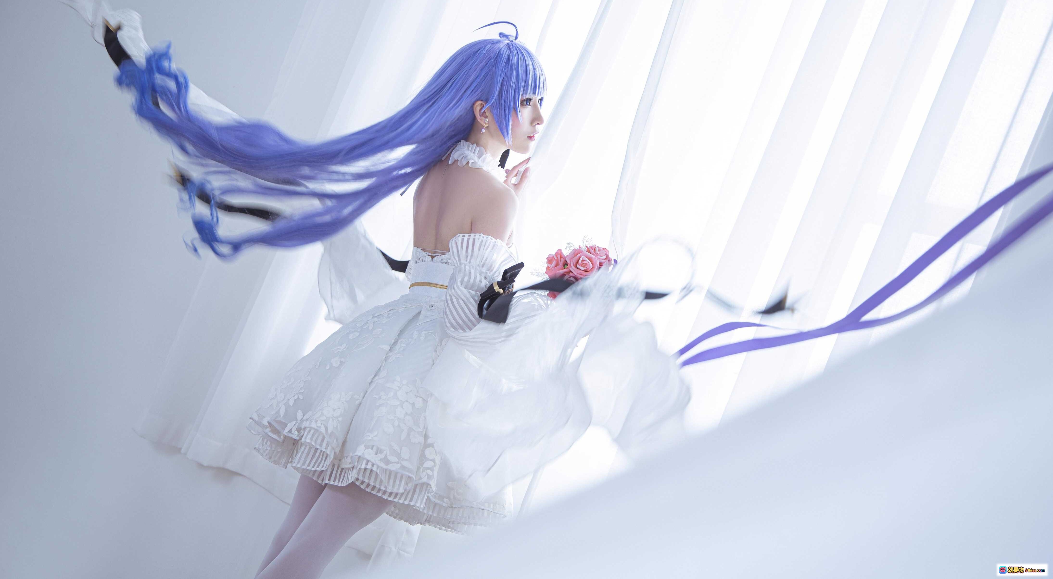 图片[9] - Kitaro绮太郎NO.086独角兽cosplay蓝发少女白色洛丽塔裙手持花束优雅坐姿写真集 - 就要吻